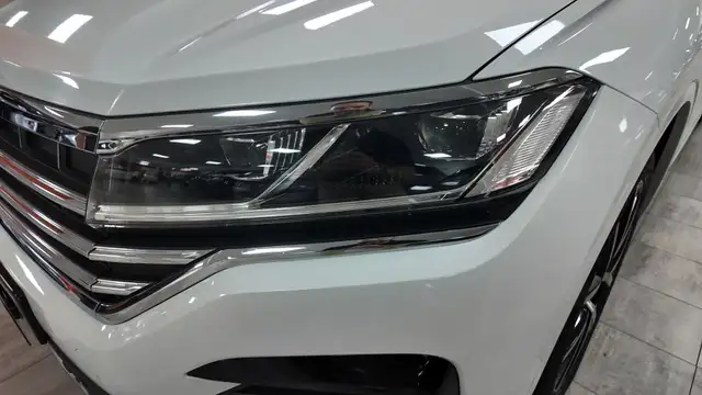 Volkswagen Touareg view 11