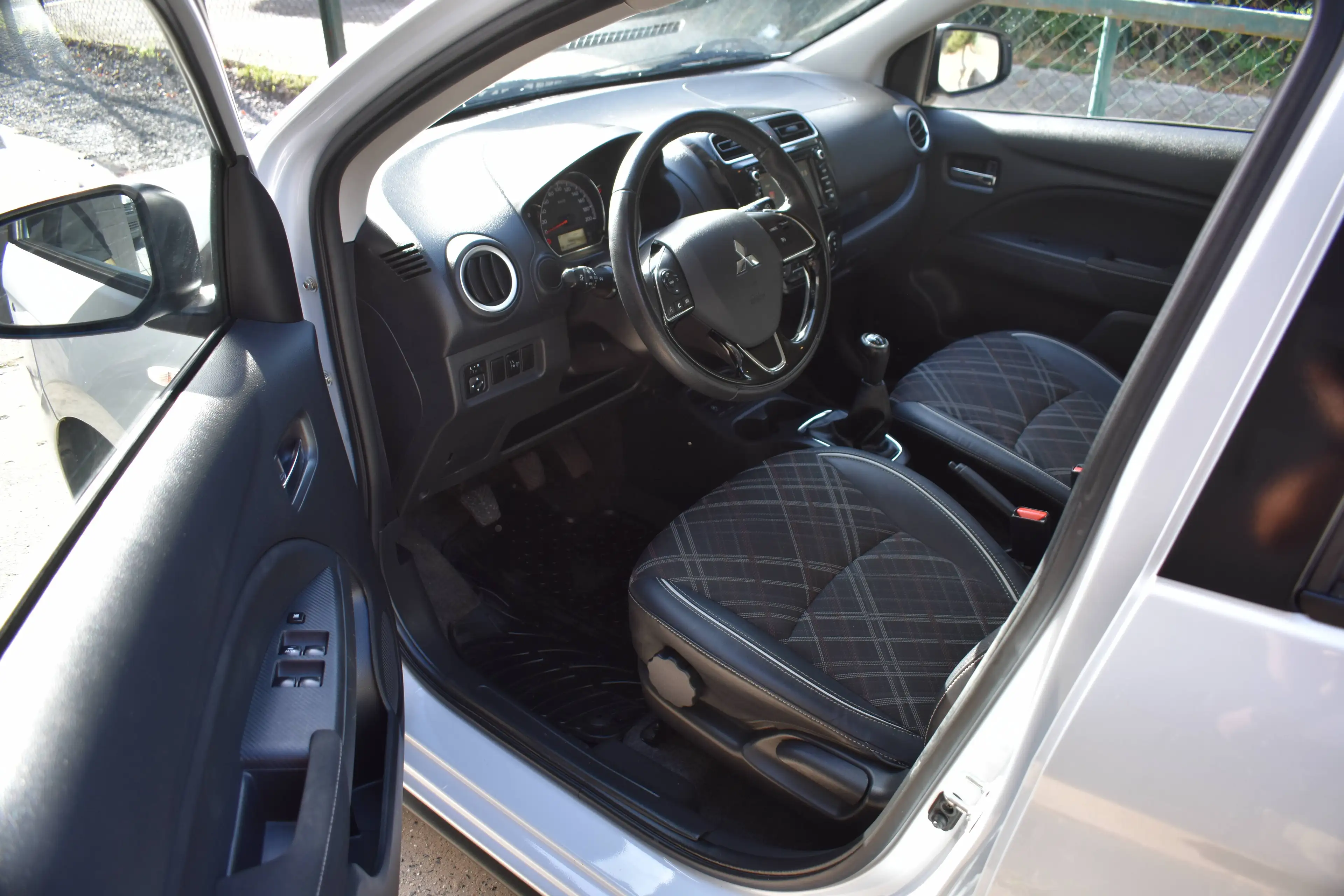 Mitsubishi Space Star Space Star 1.2i Intense / CARPLAY / AUTO CLIM / GARANTIE  ! — photo 14