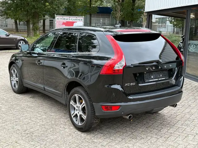 Volvo XC60 view 4