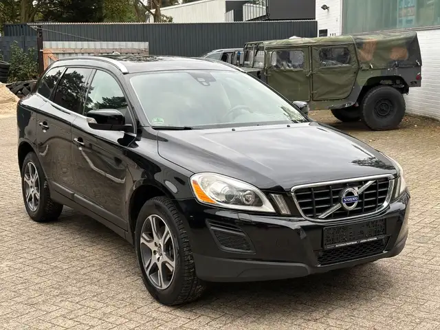 Volvo XC60 view 3