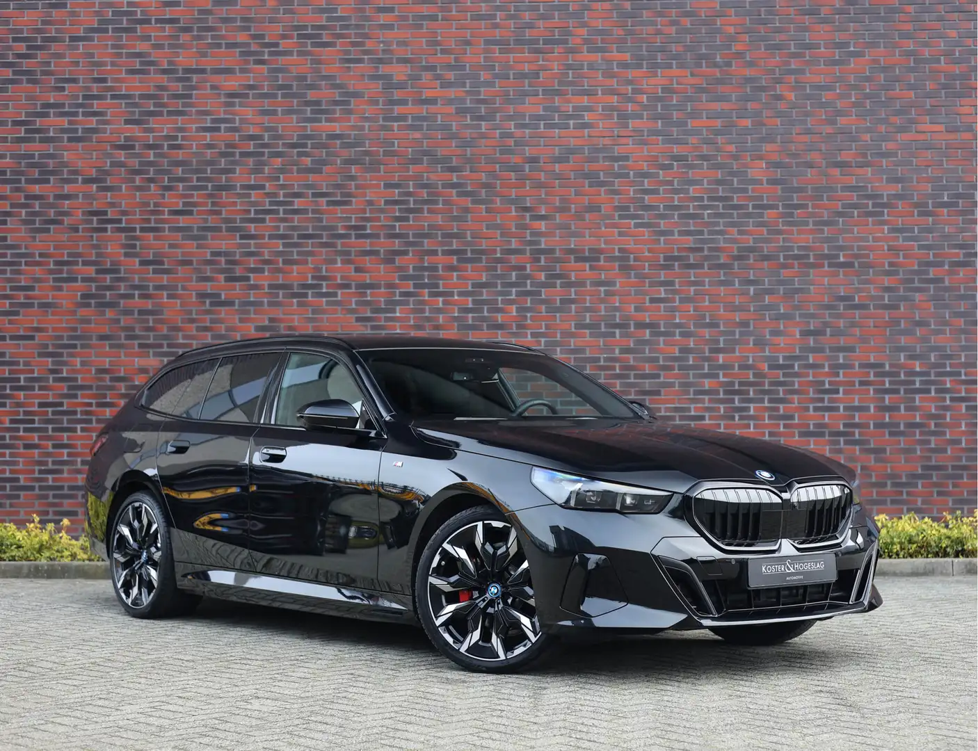 BMW 530 5-serie Touring 530e xDrive | M-Sport Pro - Pano - Zwart - 1
