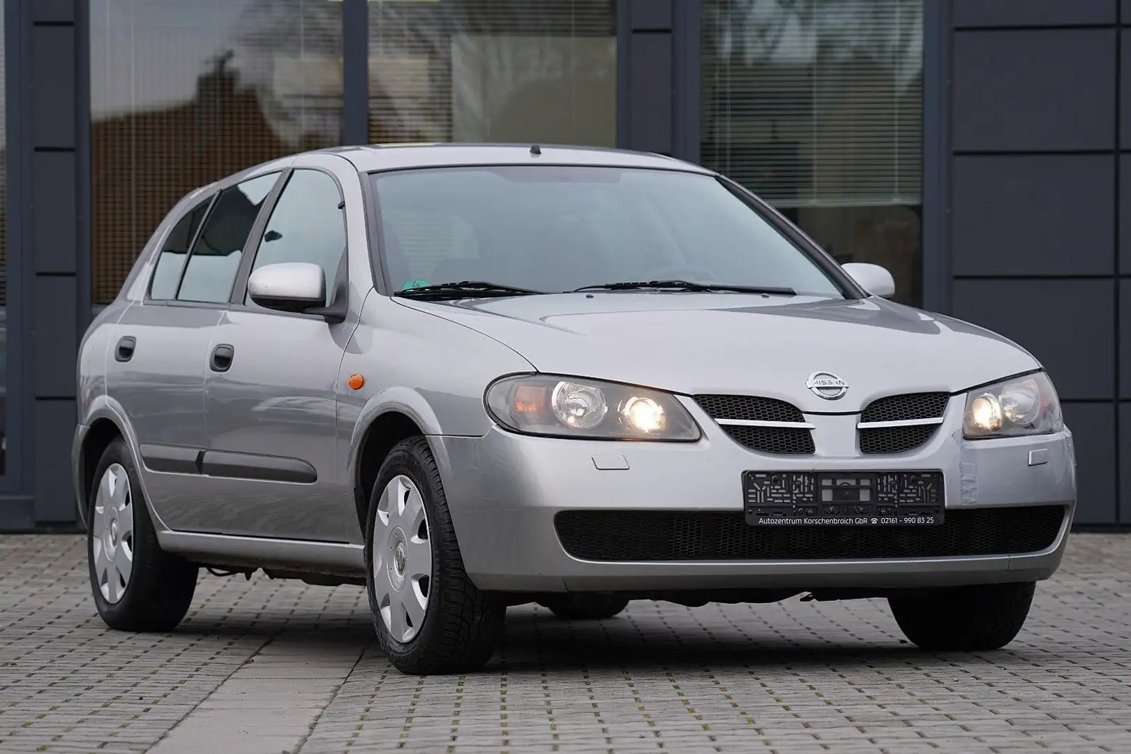 Nissan Almera Visia Silber - 1