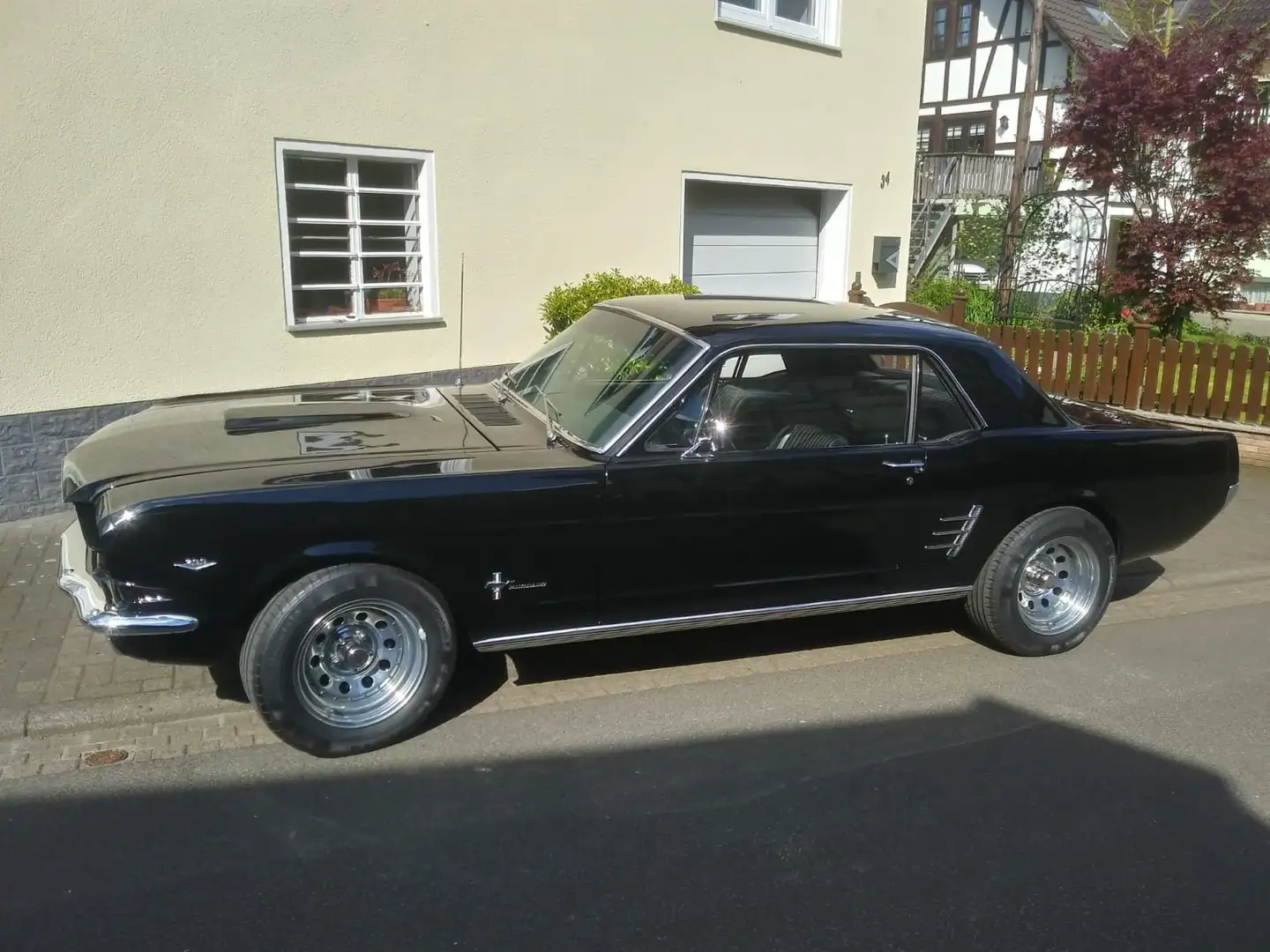 Ford Mustang Schwarz - 2