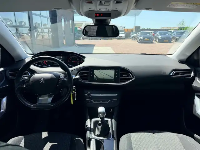 Peugeot 308 view 3