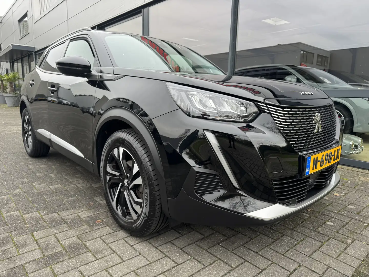 Peugeot 2008 1.2 PureTech Allure Zwart - 2