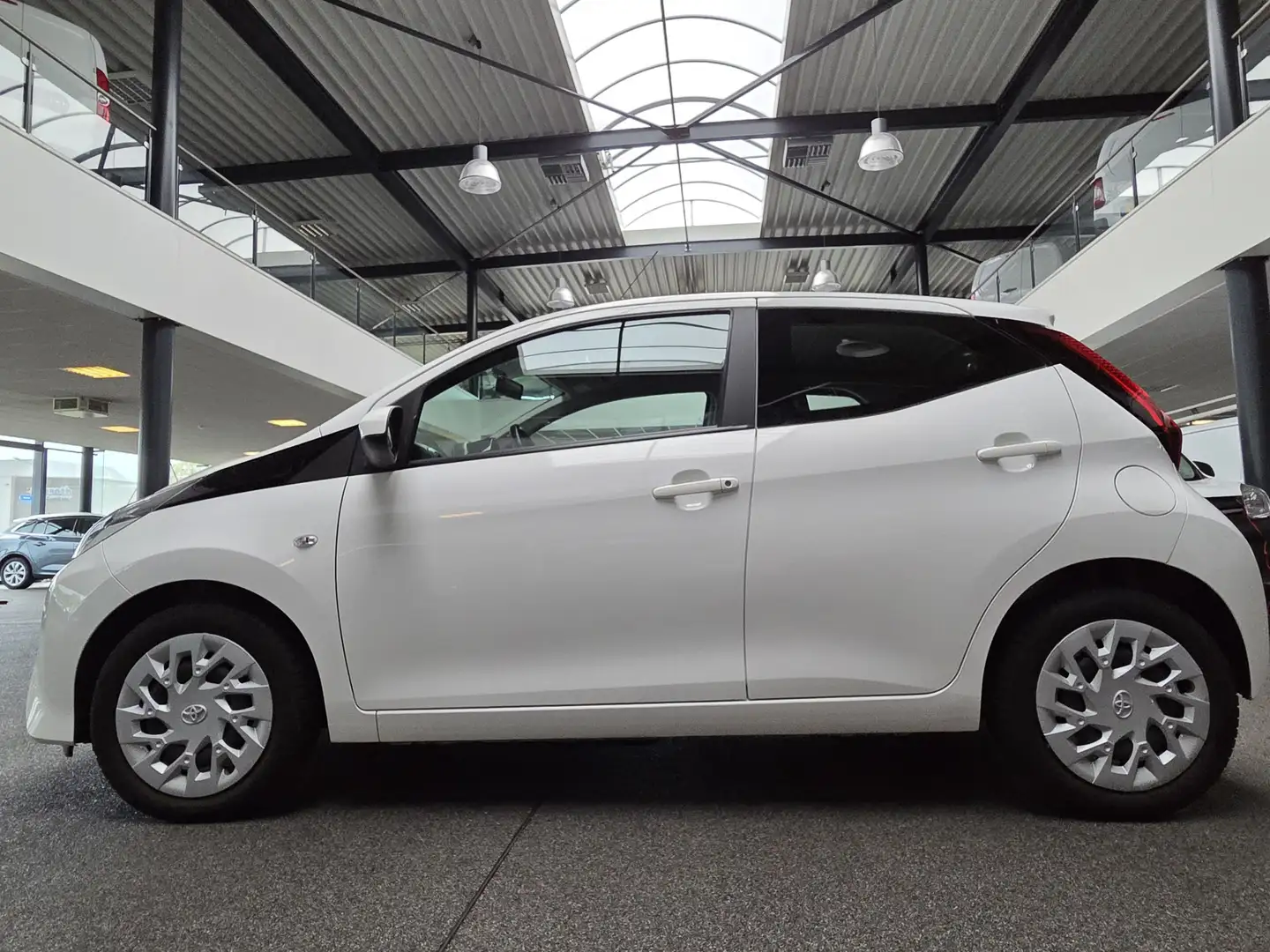 Toyota Aygo 1.0 VVT-i x-play Wit - 2