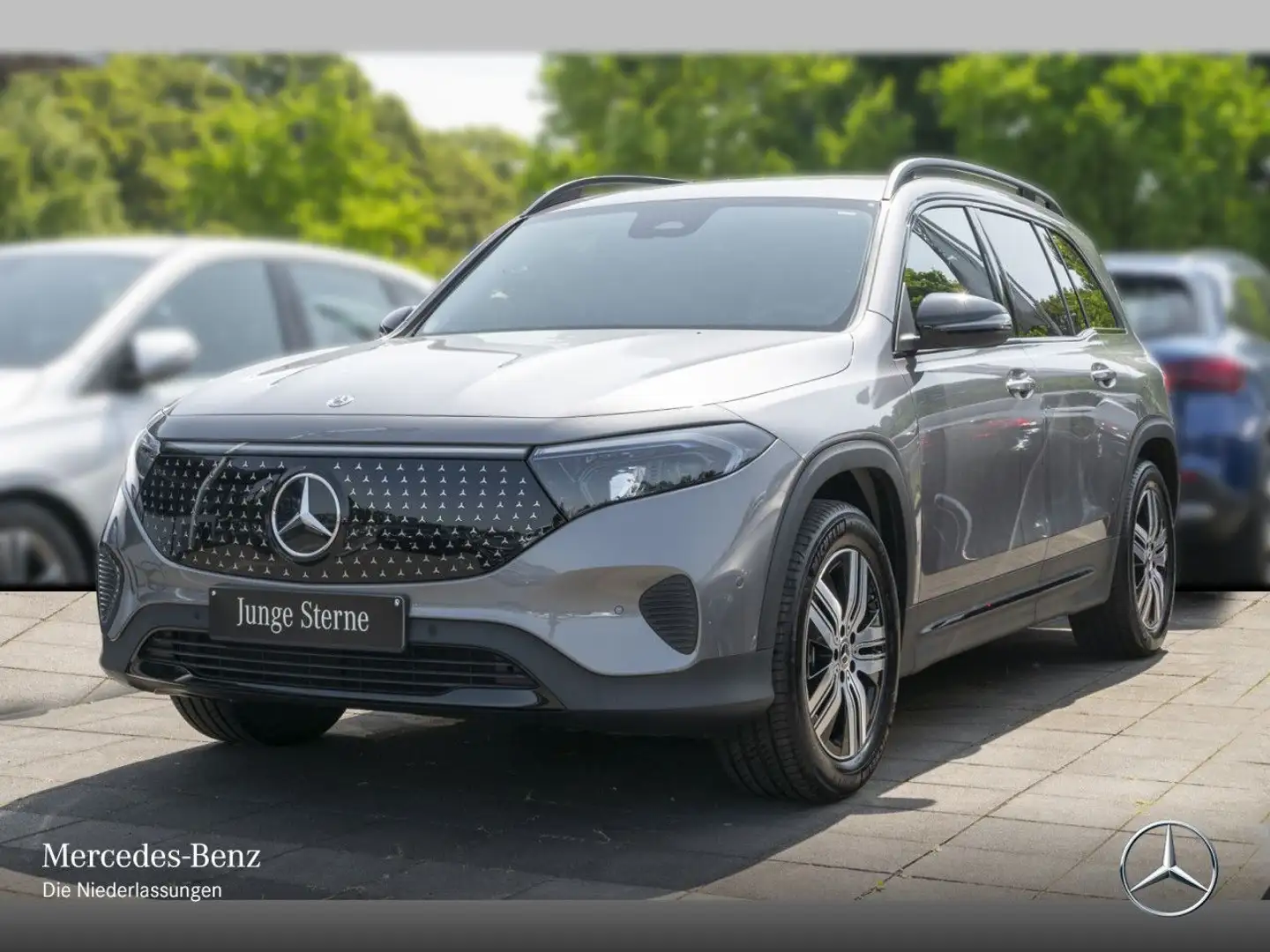 Mercedes-Benz EQB 300 4M ELECTRICART+NIGHT+PLUS-PAKET+AHK+KAMERA Grijs - 2