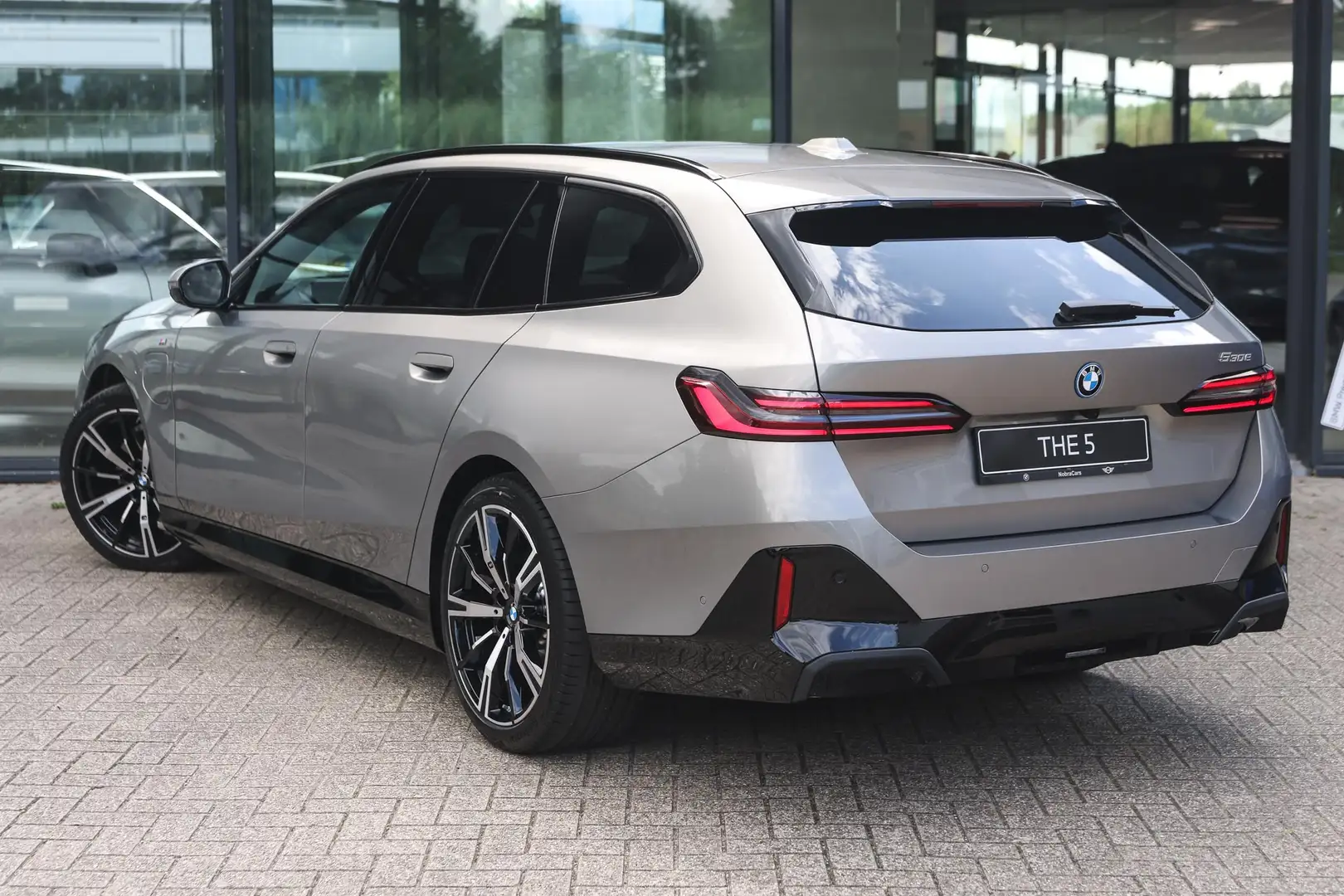 BMW 530 5 Serie Touring 530e High Executive M Sport Automa Grijs - 2