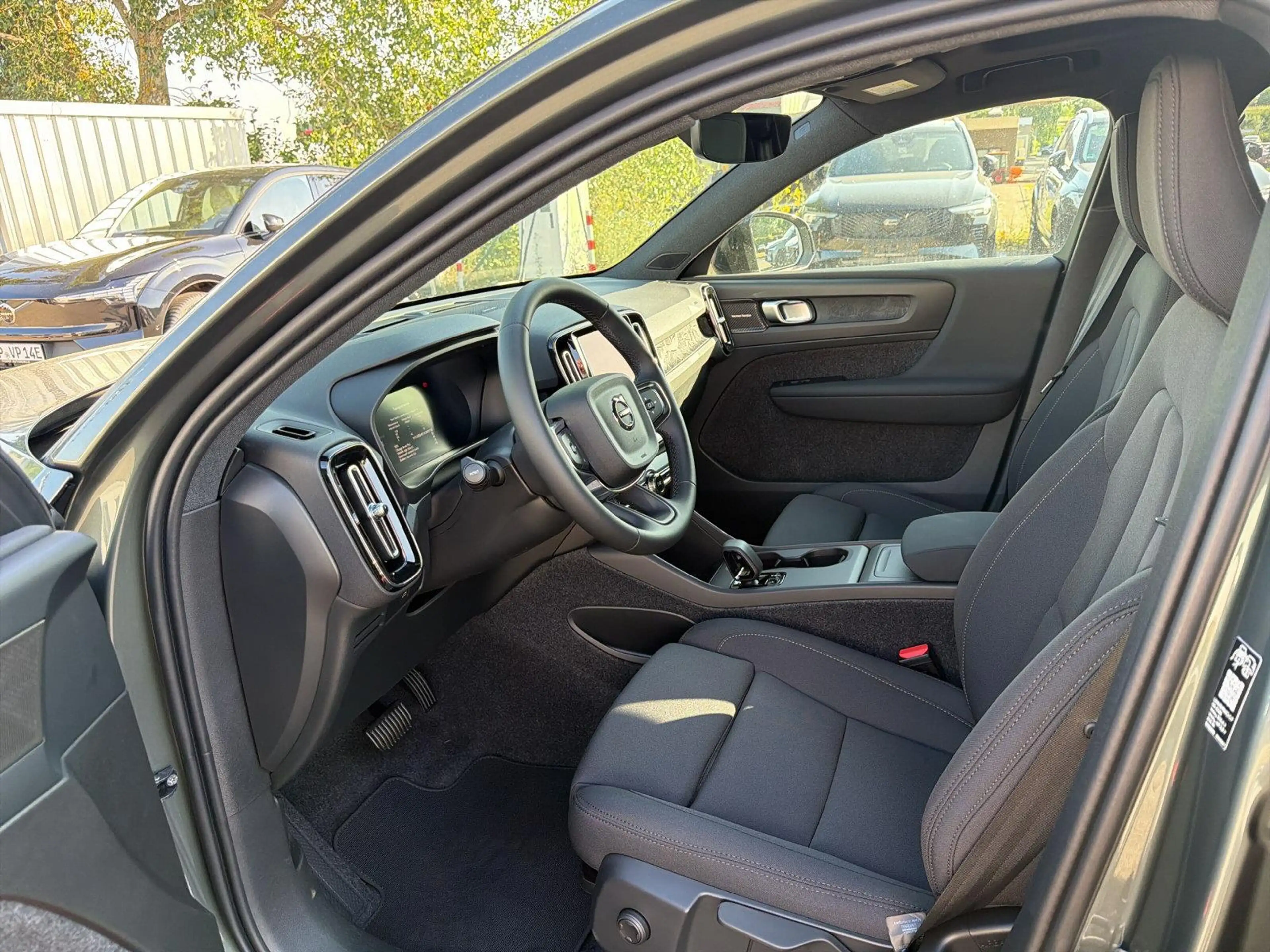 Volvo EX40 Single Motor Ext. Range RWD Plus Dark 360° PANO — photo 10