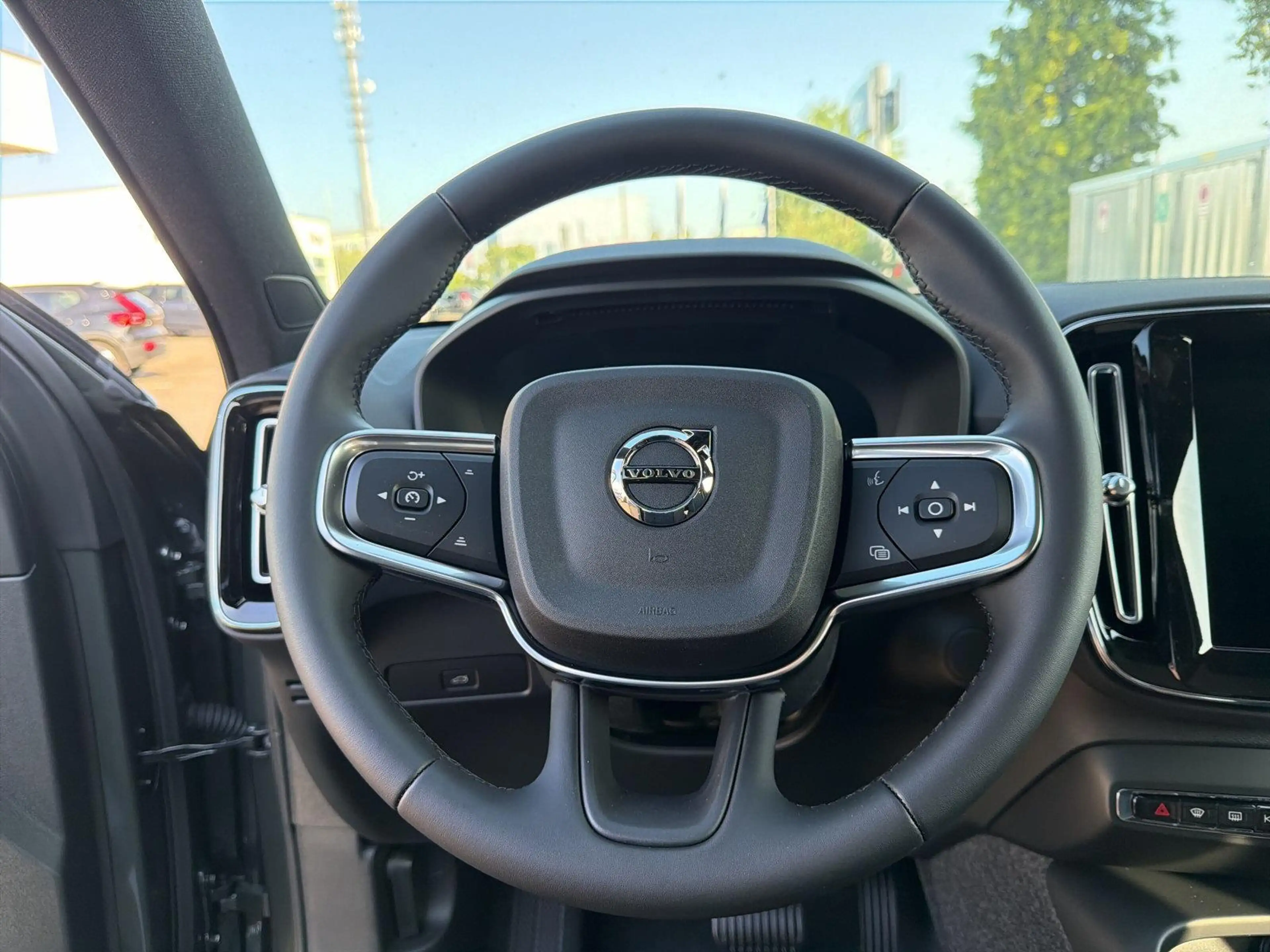 Volvo EX40 Single Motor Ext. Range RWD Plus Dark 360° PANO — photo 11