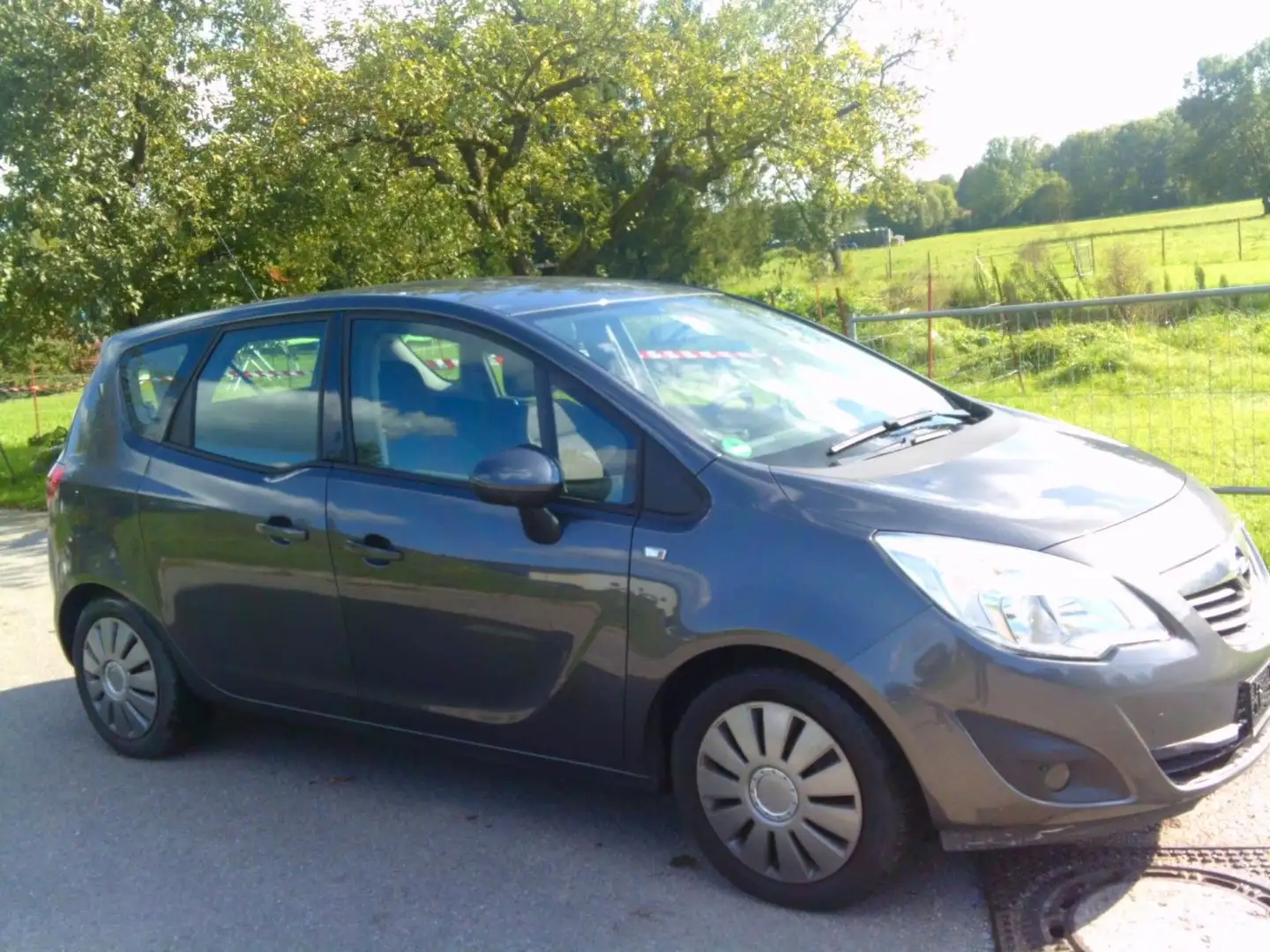 Opel Meriva B Edition nur 30 TKM HU neu Grau - 2