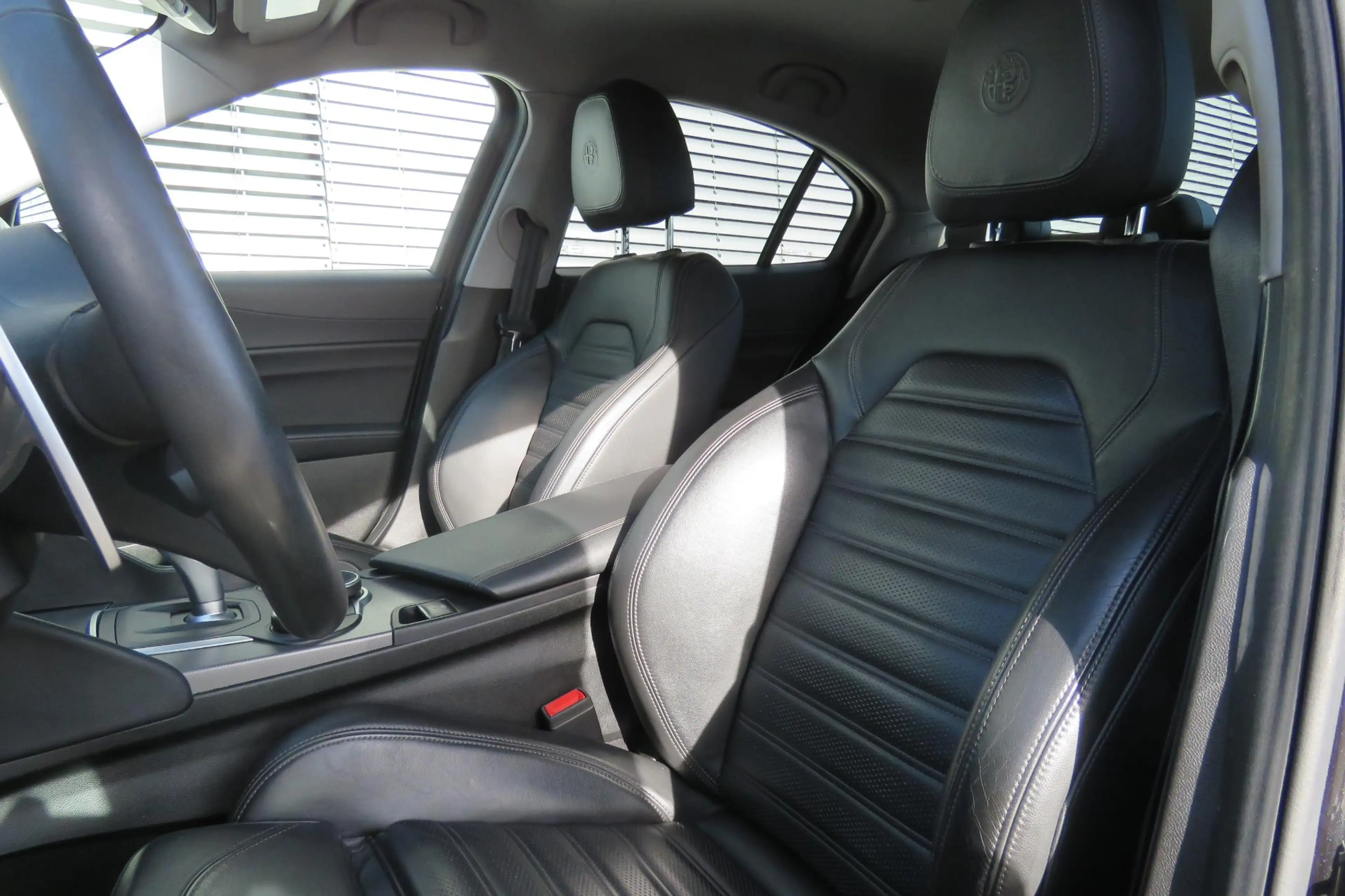 Alfa Romeo Giulia 2.0 T AWD Veloce — photo 10