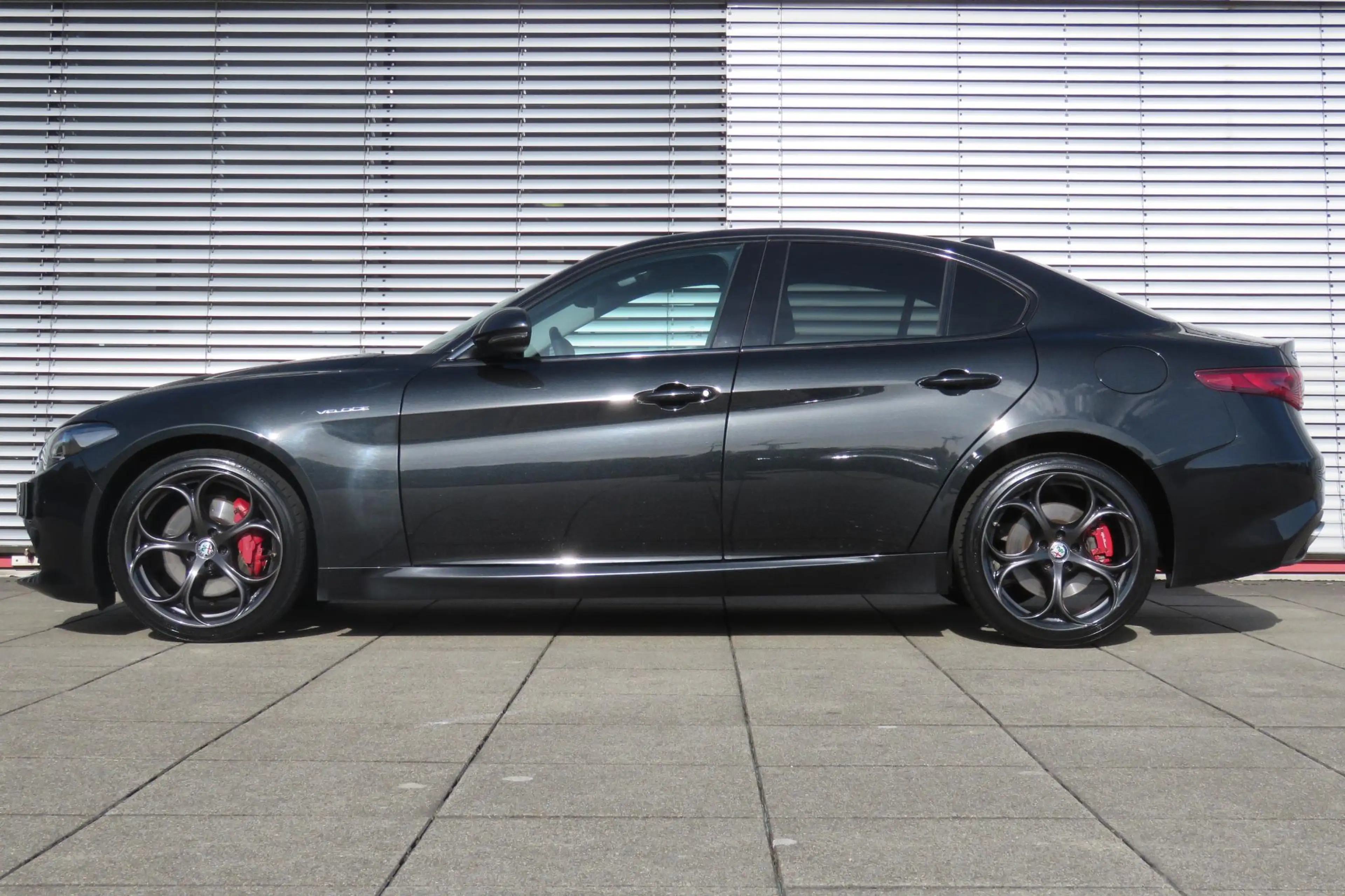 Alfa Romeo Giulia 2.0 T AWD Veloce — photo 6