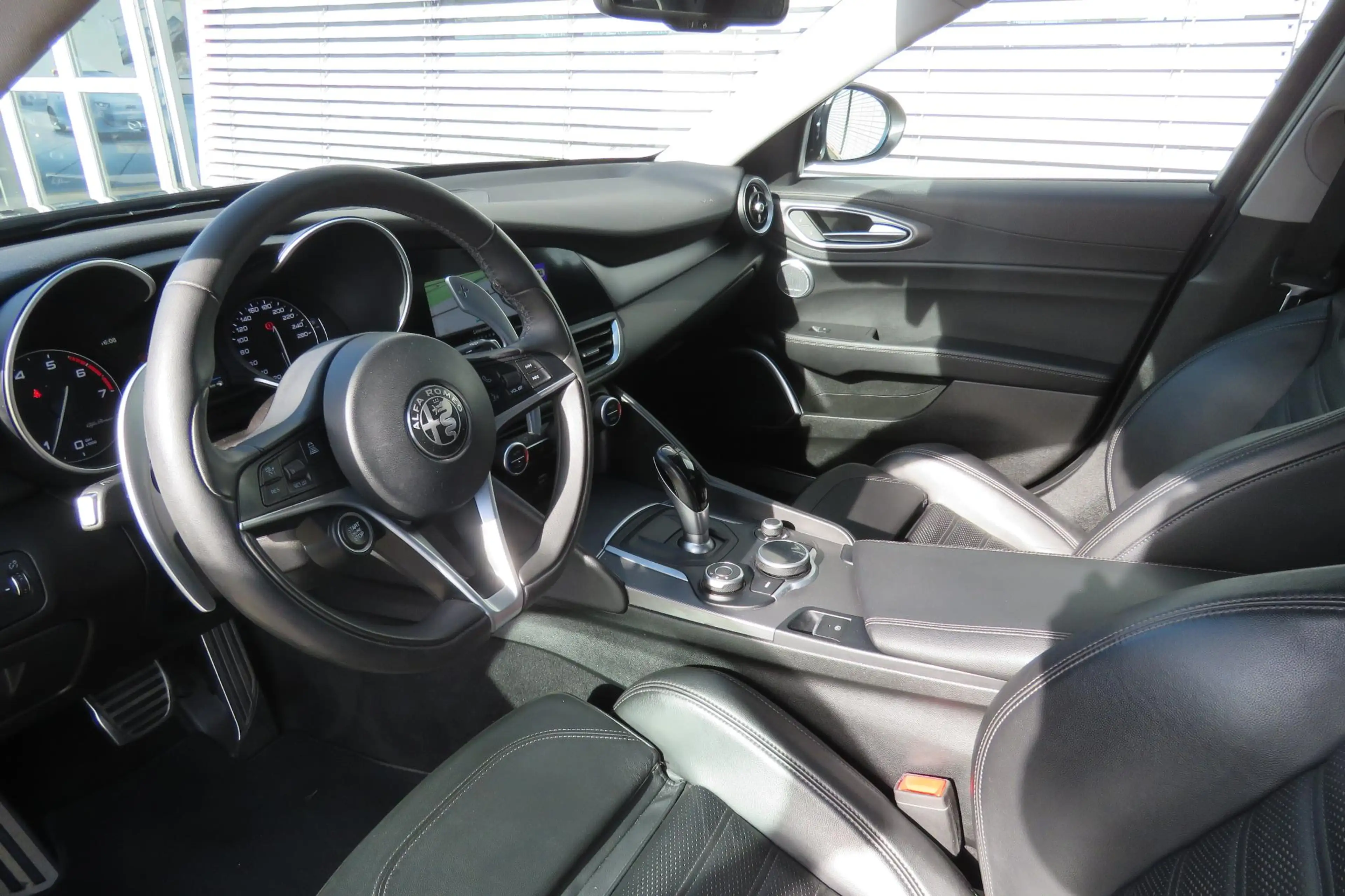 Alfa Romeo Giulia 2.0 T AWD Veloce — photo 9