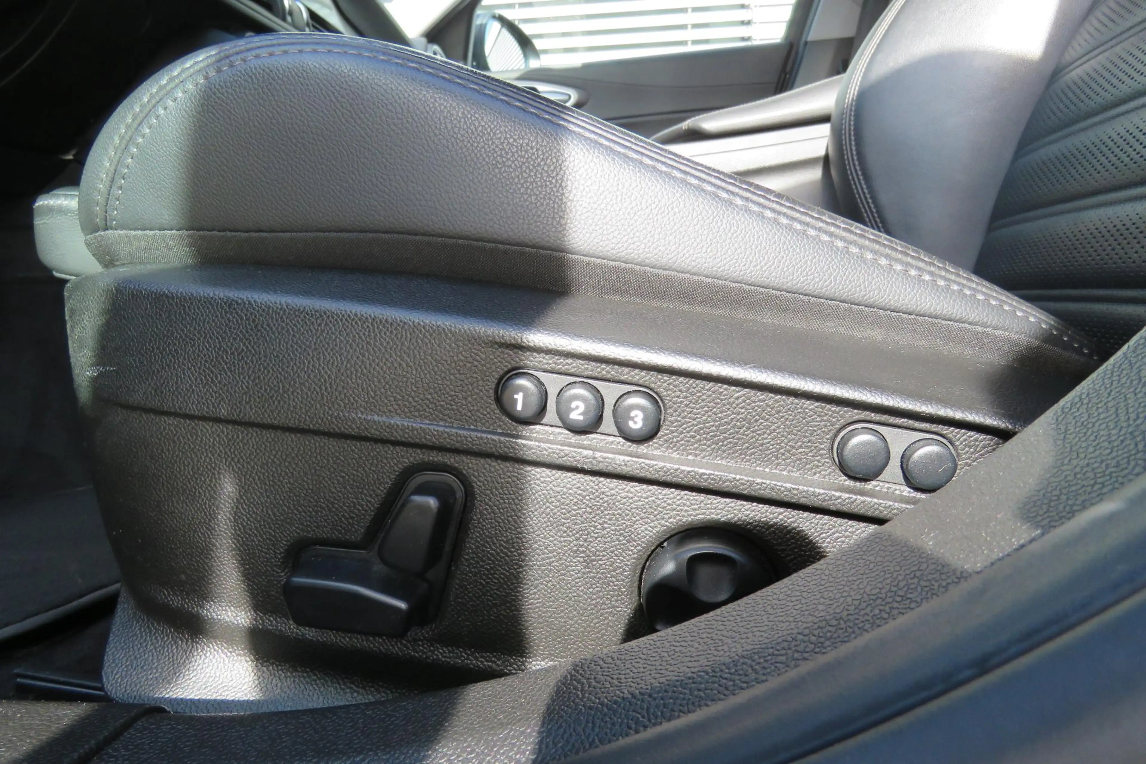Alfa Romeo Giulia 2.0 T AWD Veloce — photo 12
