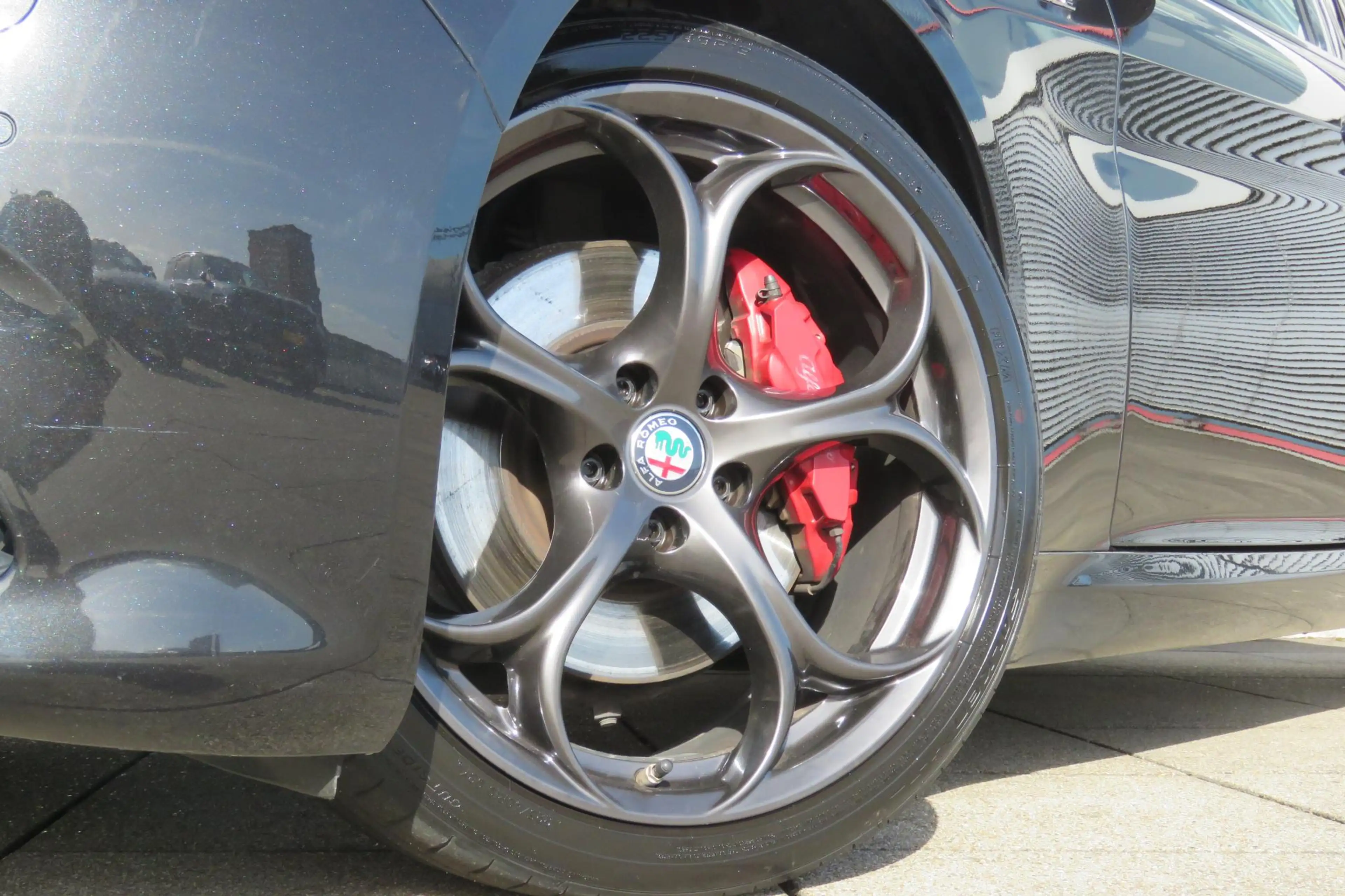 Alfa Romeo Giulia 2.0 T AWD Veloce — photo 4