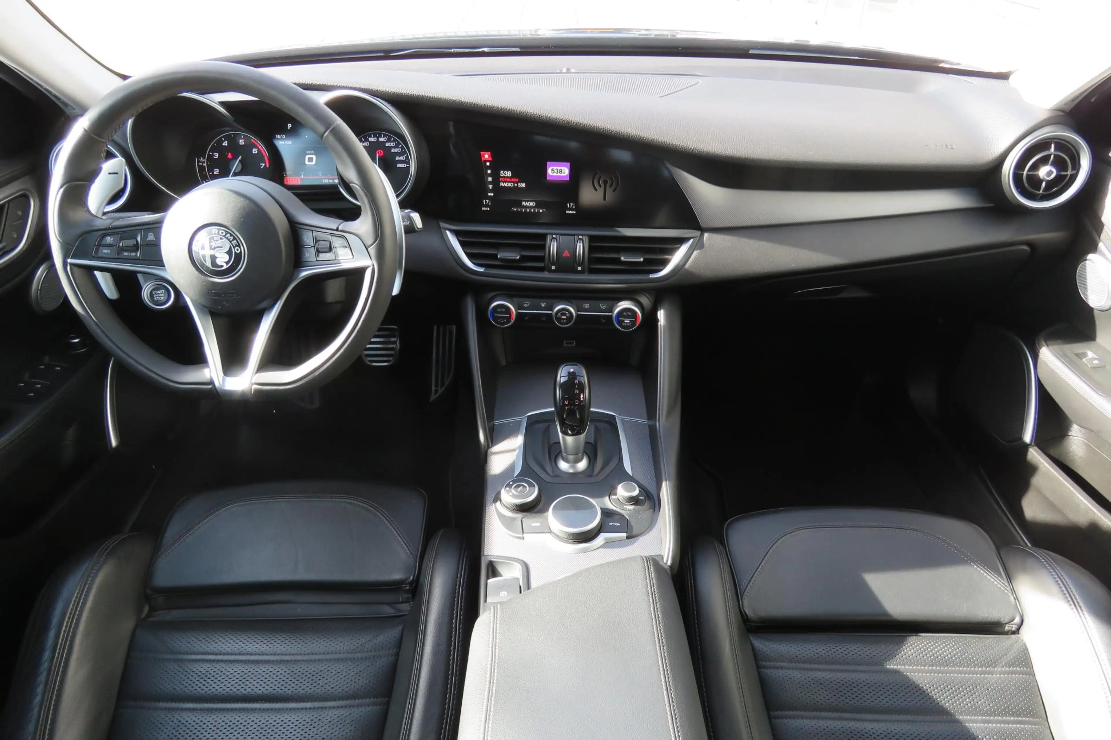 Alfa Romeo Giulia 2.0 T AWD Veloce — photo 3