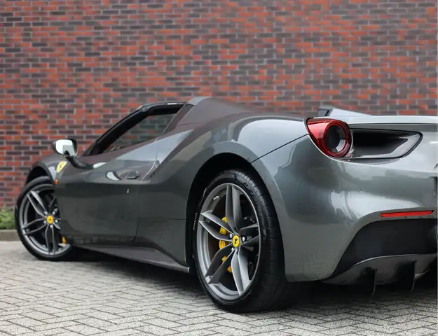 Ferrari 488 view 7