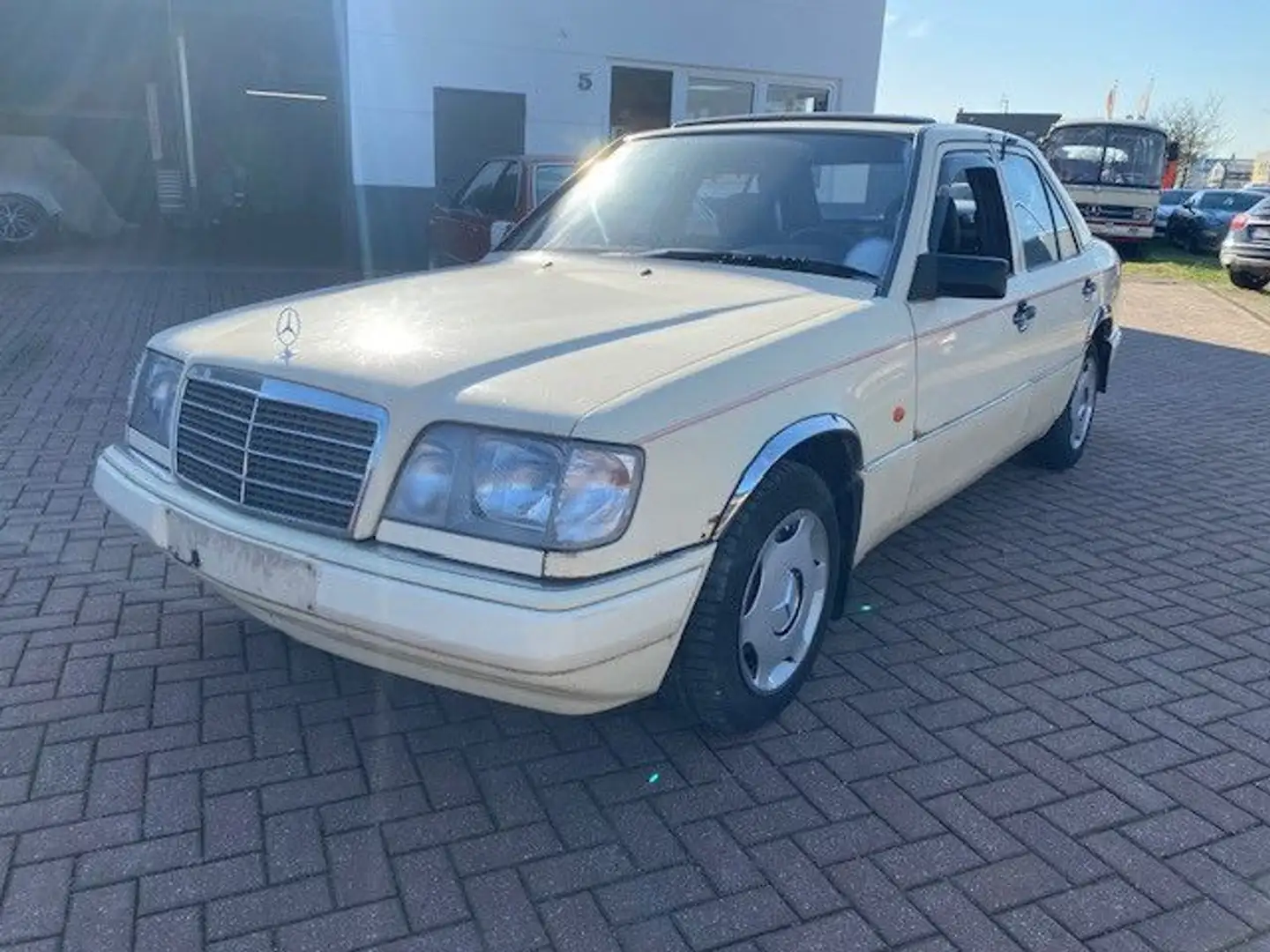 Mercedes-Benz E 200 D Taxi, Automatik, Schiebedach, 1-Hand Bej - 1