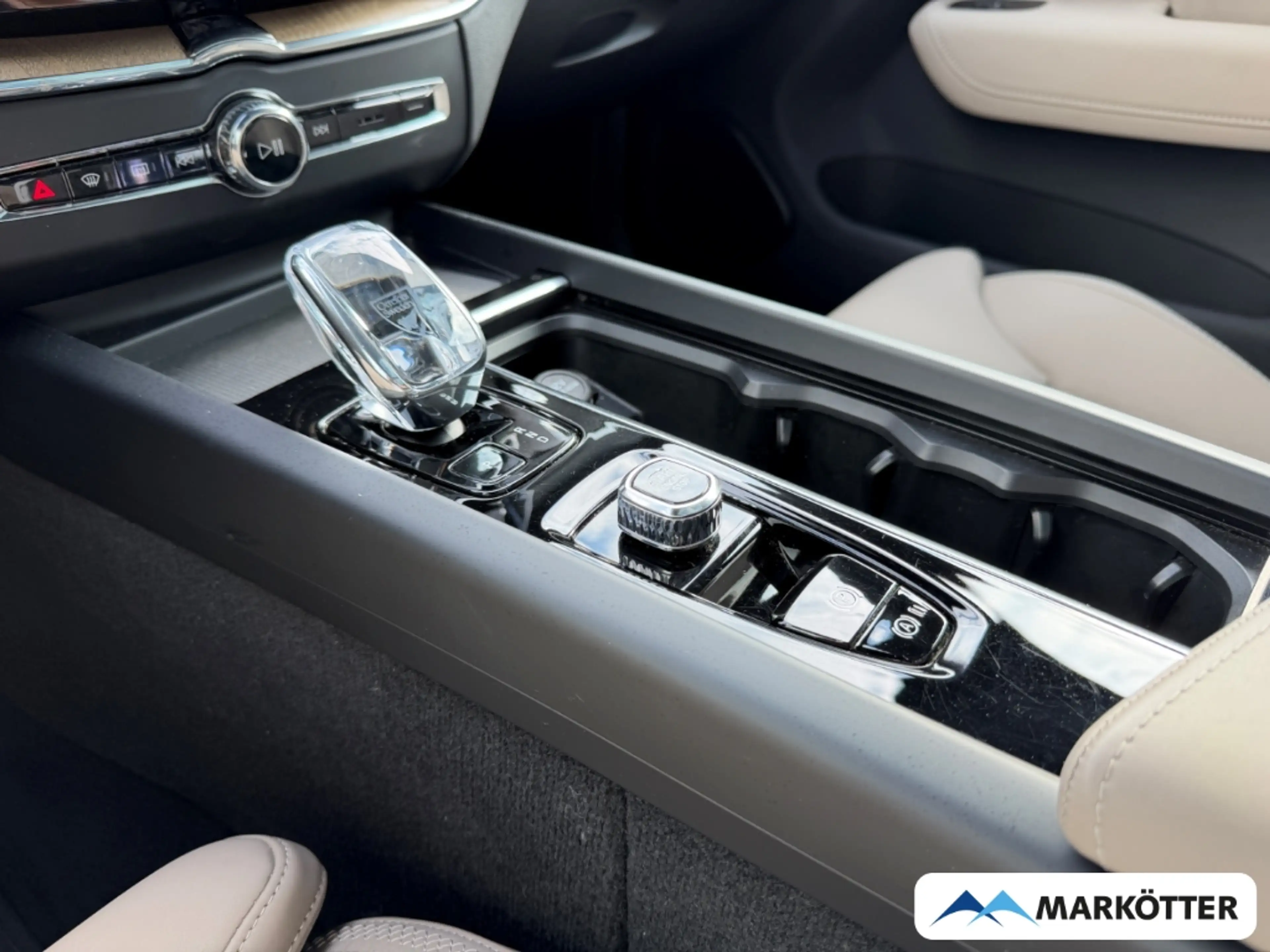 Volvo XC60 T8 AWD Plus Dark Recharge 360°/Pano/StandH/21'' — photo 12
