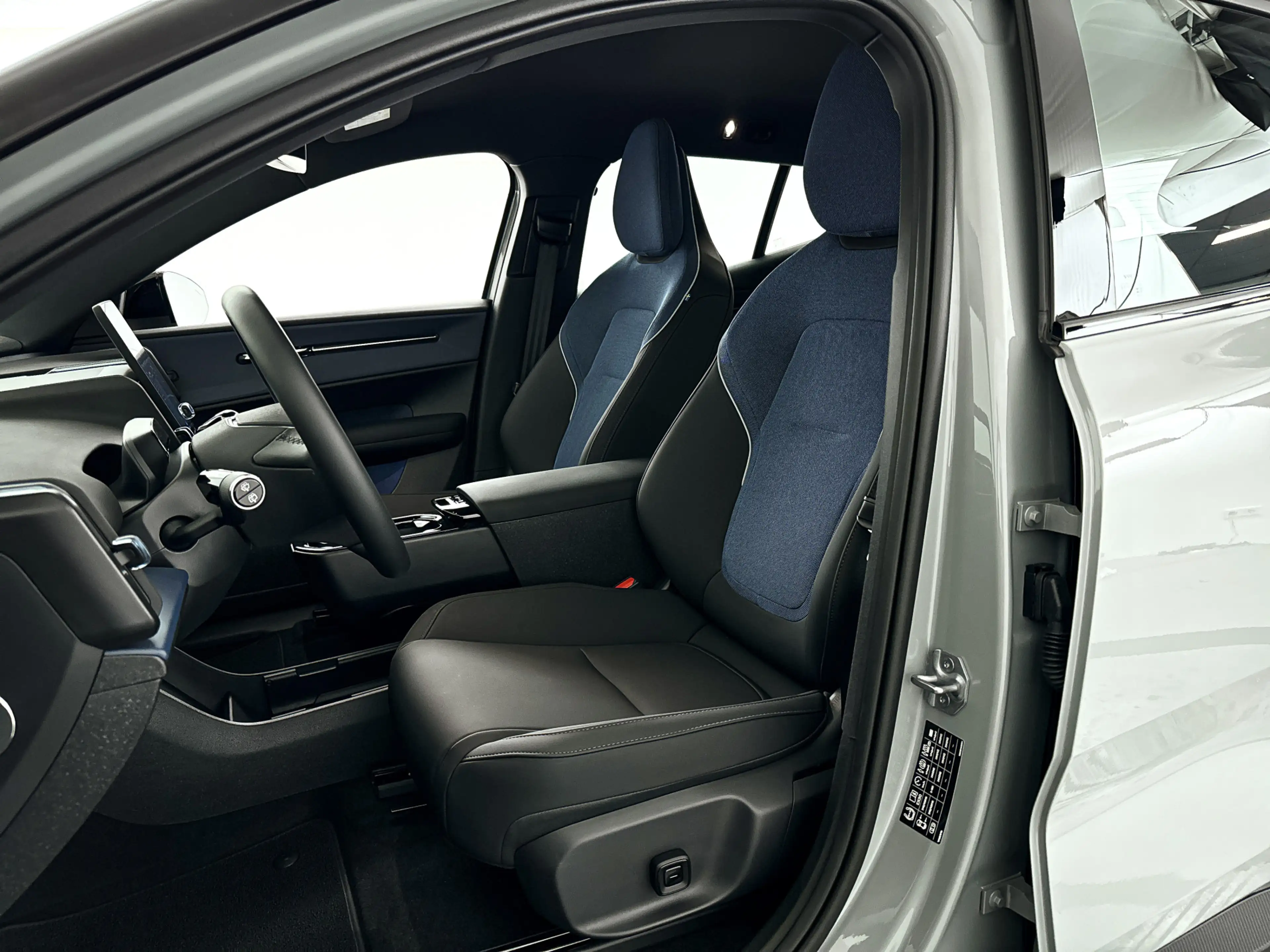 Volvo EX30 Single Motor Extended Range Plus 69 kWh | Parkeerc — photo 6