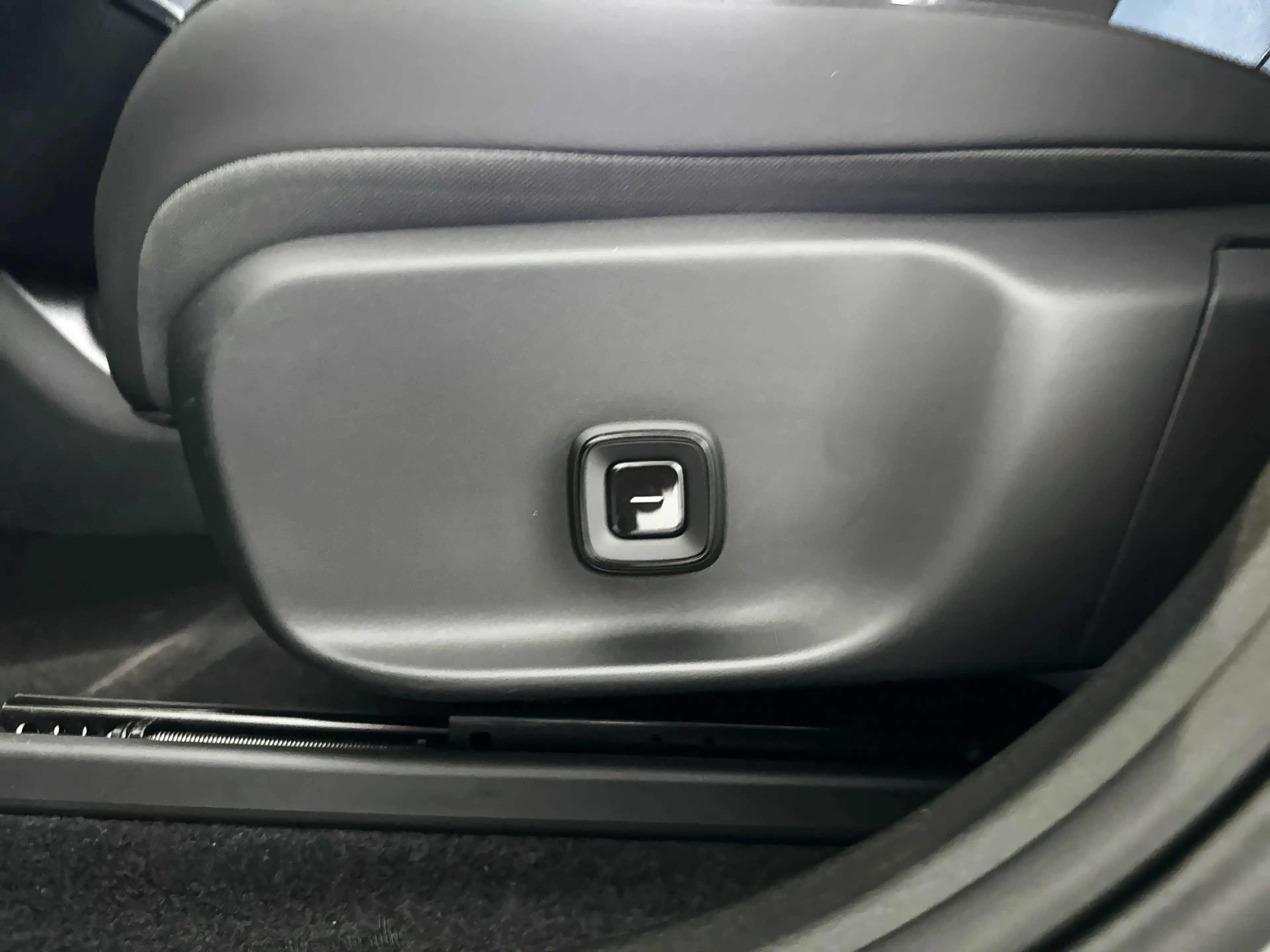 Volvo EX30 Single Motor Extended Range Plus 69 kWh | Parkeerc — photo 7