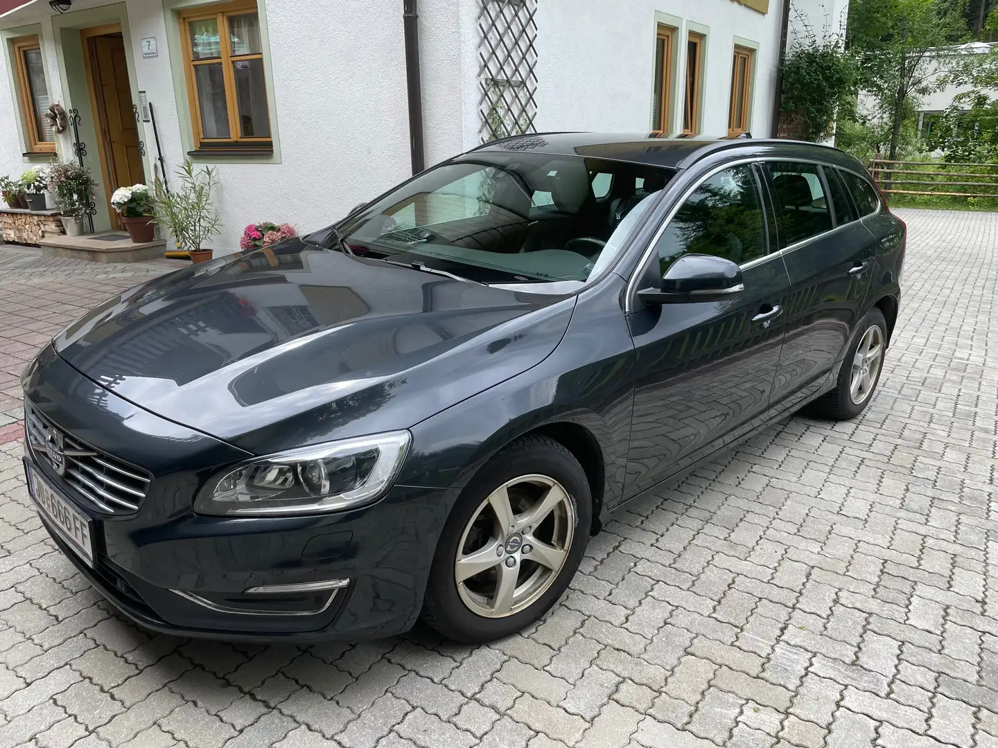 Volvo V60 D4 Grau - 1