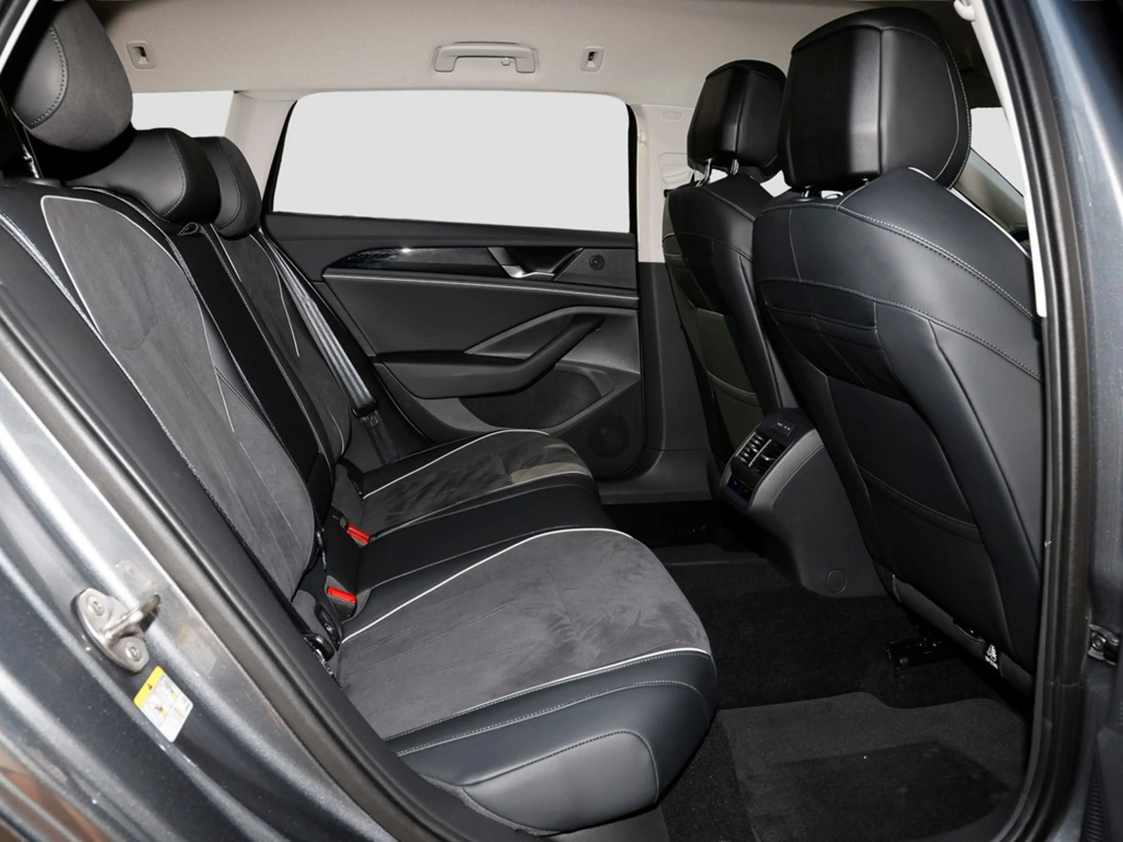 Volkswagen Passat Variant 2.0 TDI DSG Business AHK/Navi/RFK — photo 12