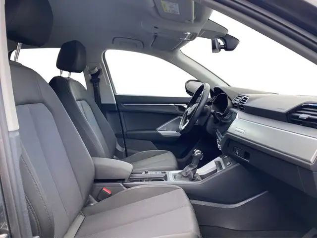 Audi Q3 view 11