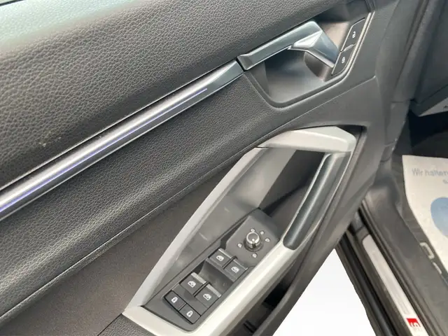 Audi Q3 view 13