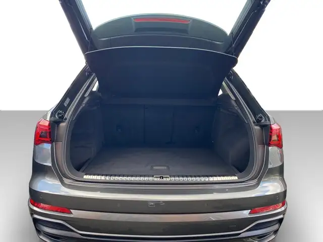 Audi Q3 view 10