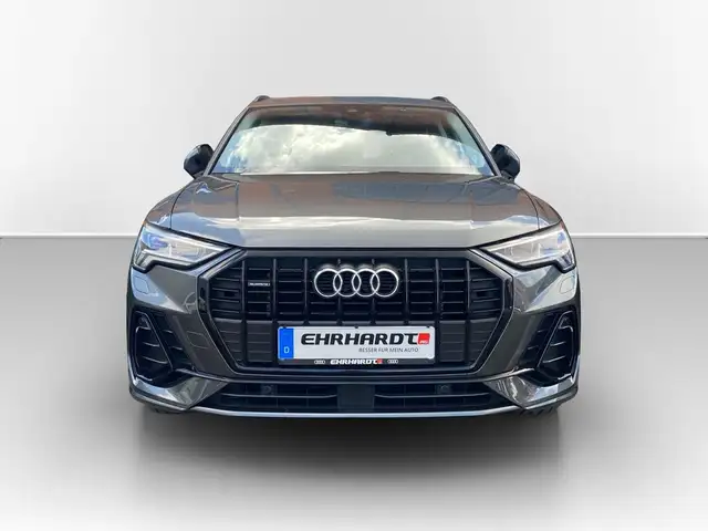 Audi Q3 view 3