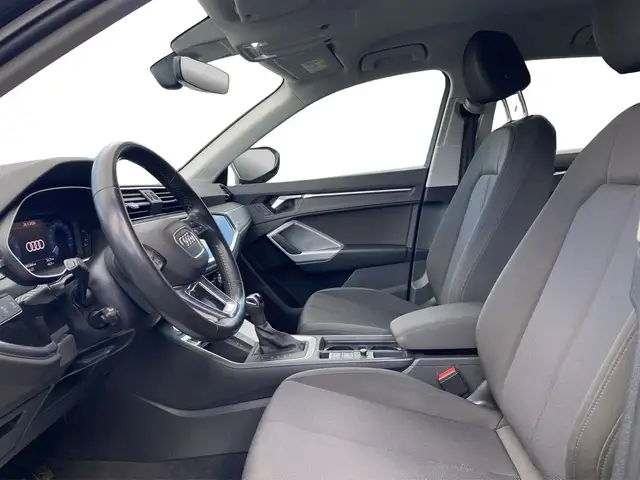 Audi Q3 view 12