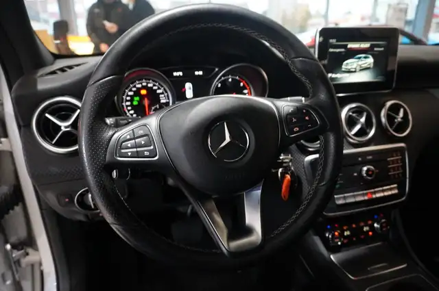 Mercedes-Benz 220 view 13