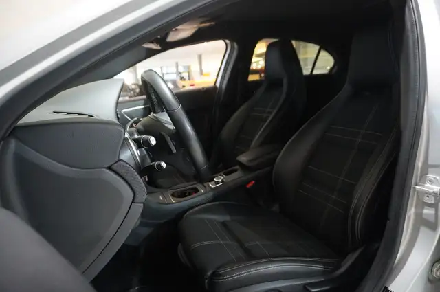 Mercedes-Benz 220 view 12