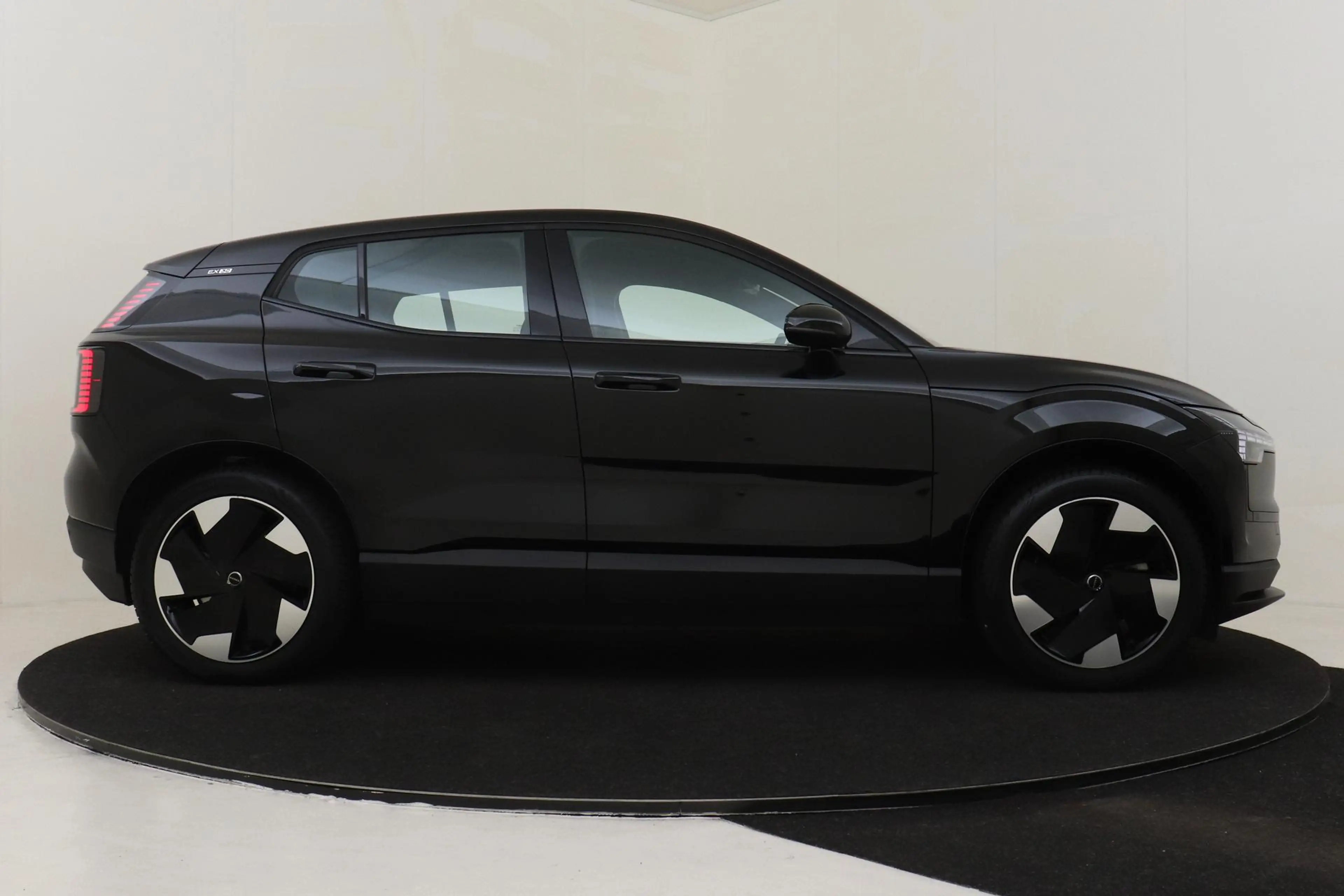 Volvo EX30 SINGLE MOTOR EXTENDED RANGE PLUS 69 kWh -HARMAN/KA — photo 12