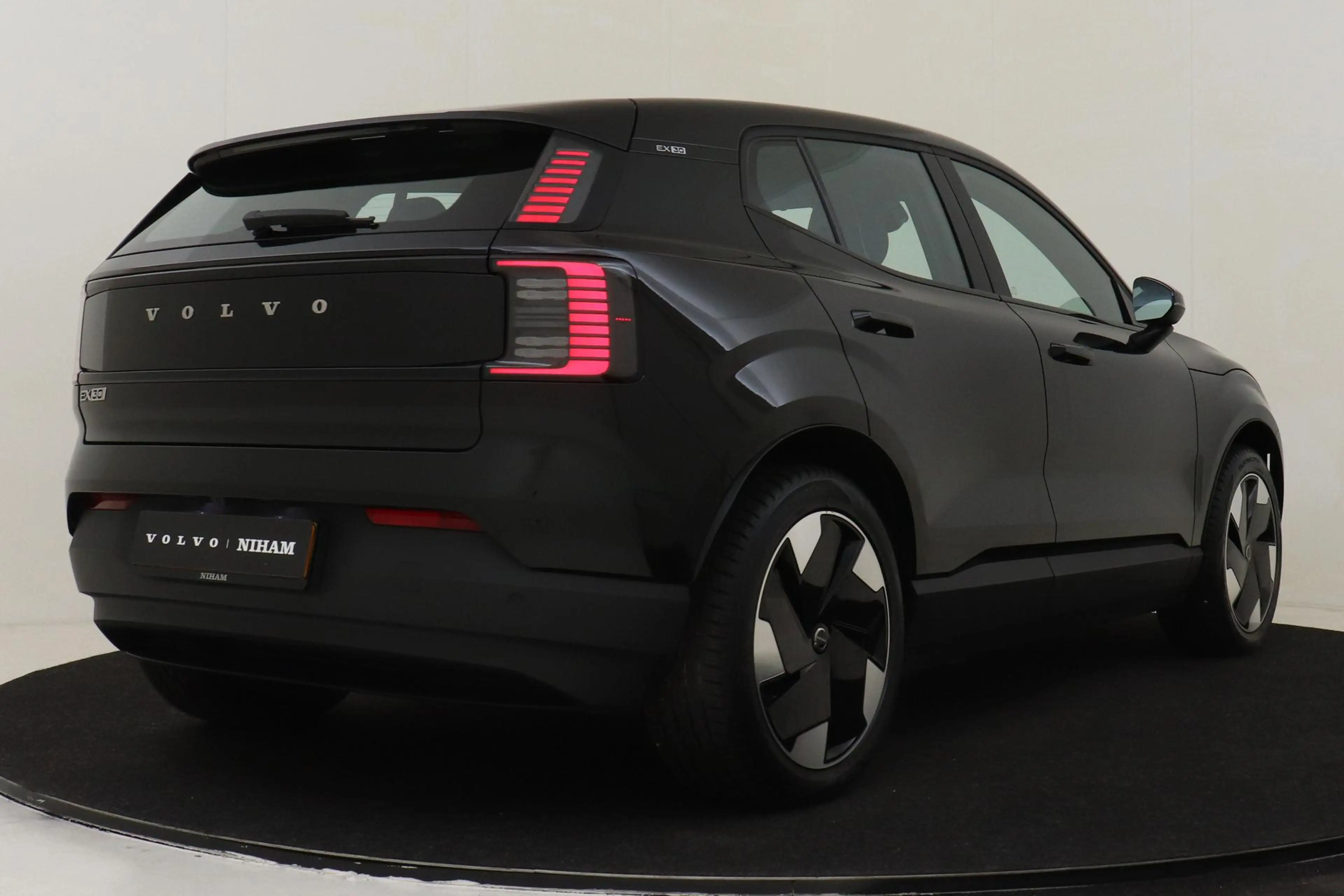 Volvo EX30 SINGLE MOTOR EXTENDED RANGE PLUS 69 kWh -HARMAN/KA — photo 2