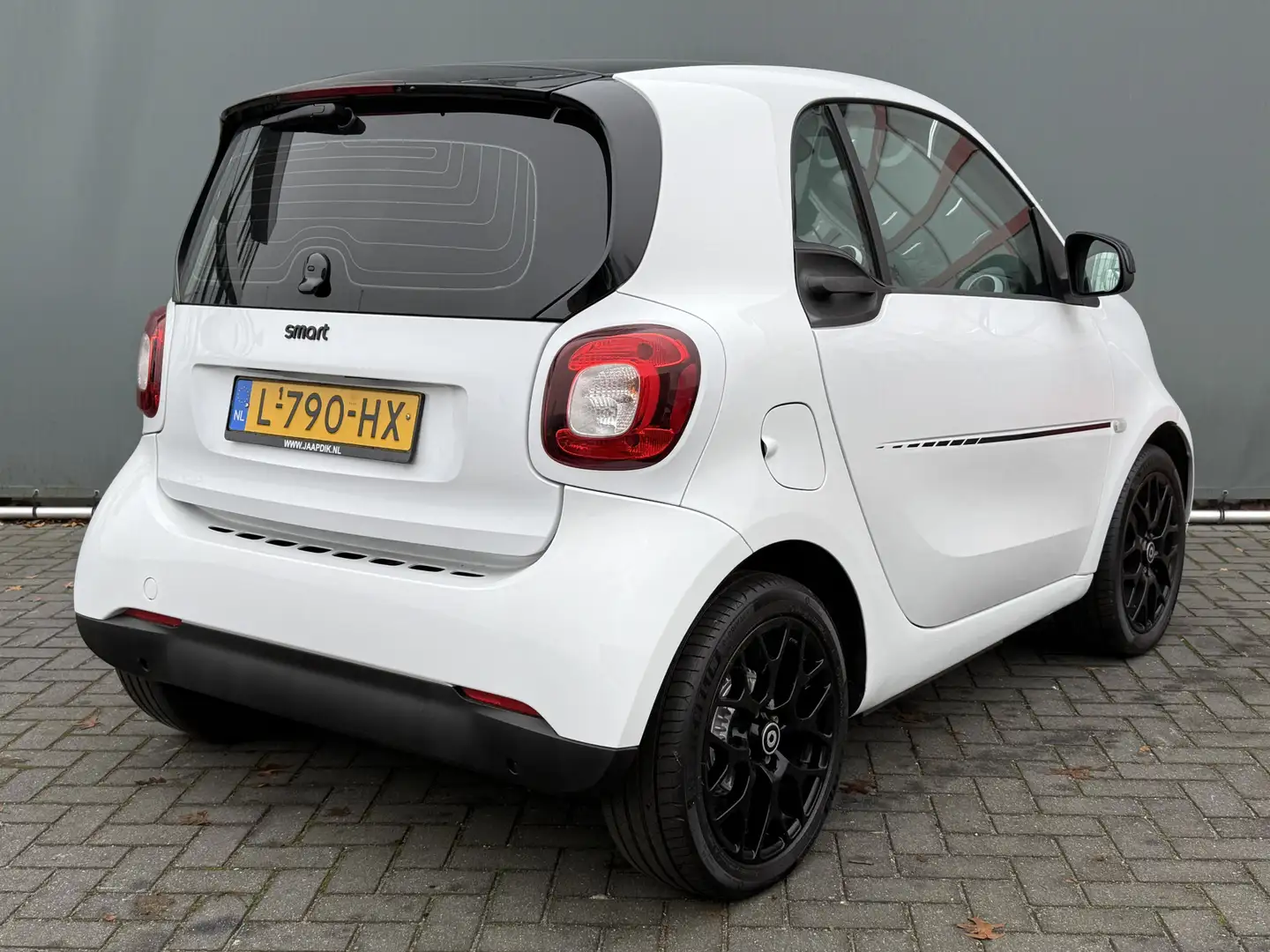 smart forTwo BWJ 2020 EQ Essential 82 PK 18 kWh AUTOMAAT / NAVI Wit - 2