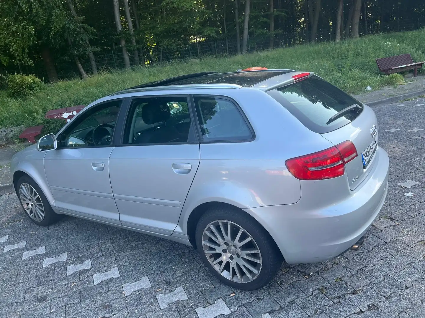 Audi A3 Quattro Sportback Stříbrná - 1