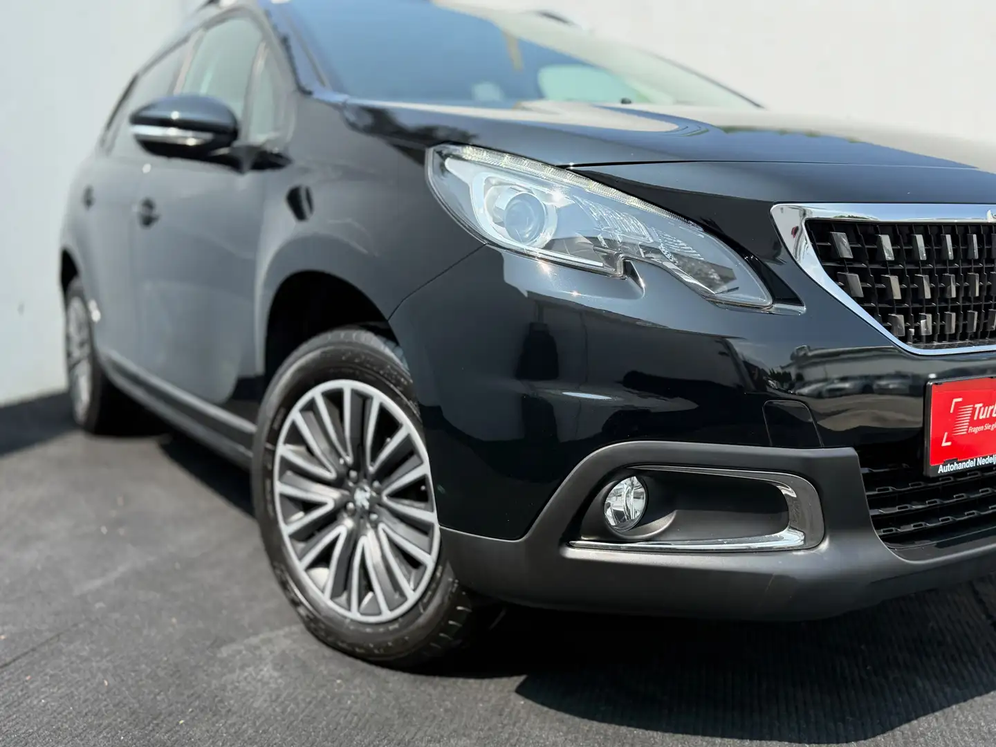 Peugeot 2008 1,2 VTi Active  //1.BESITZ// Schwarz - 2