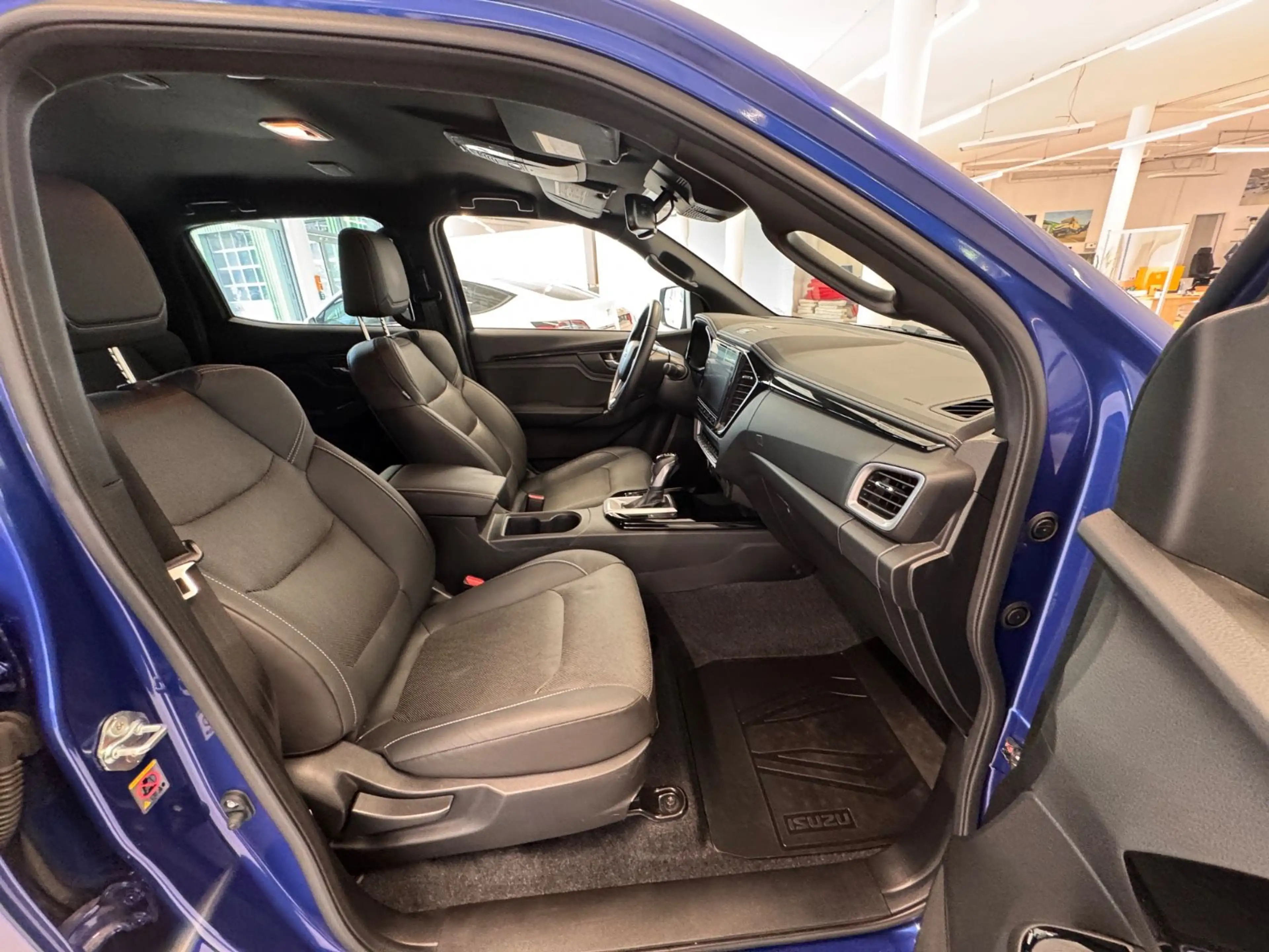 Isuzu D-Max Double Cab 4WD V-CROSS — photo 10