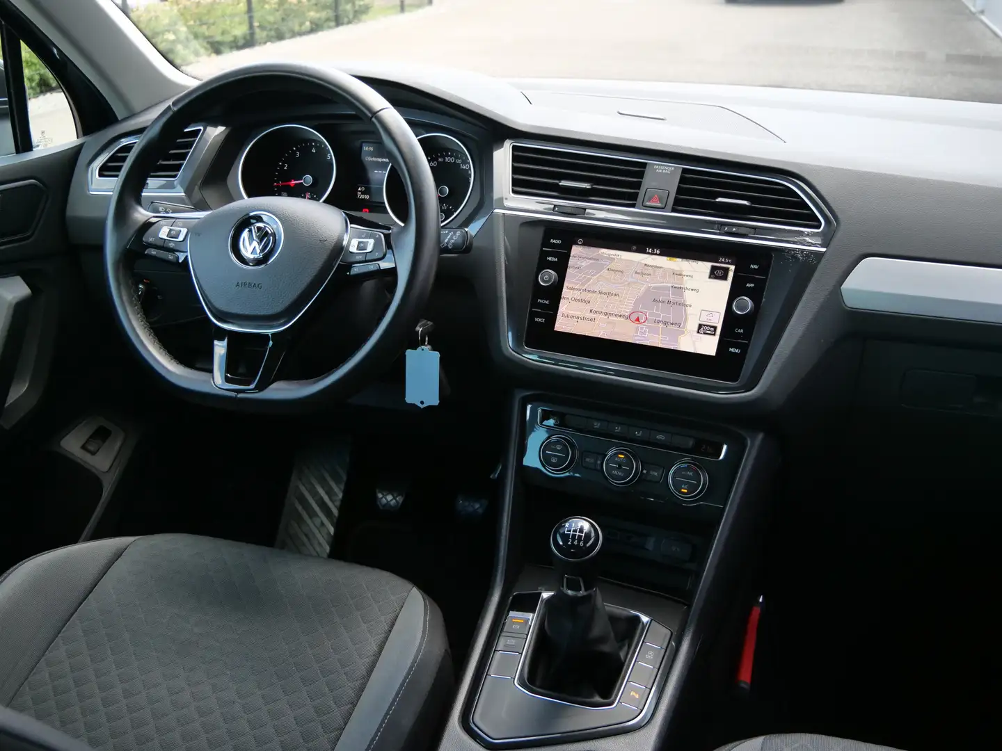 Volkswagen Tiguan 1.5 TSI Comfortline 131 Pk Navigatie / PDC / Trekh Grijs - 2