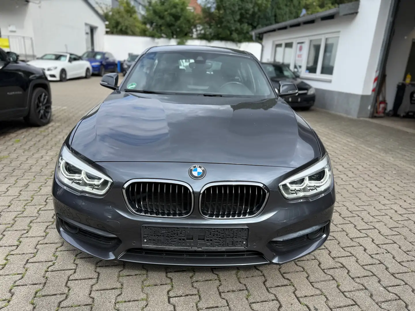 BMW 118 i*Aut*LED*Leder*Klimaautomatik*Fernlichtassis*Navi Grijs - 2