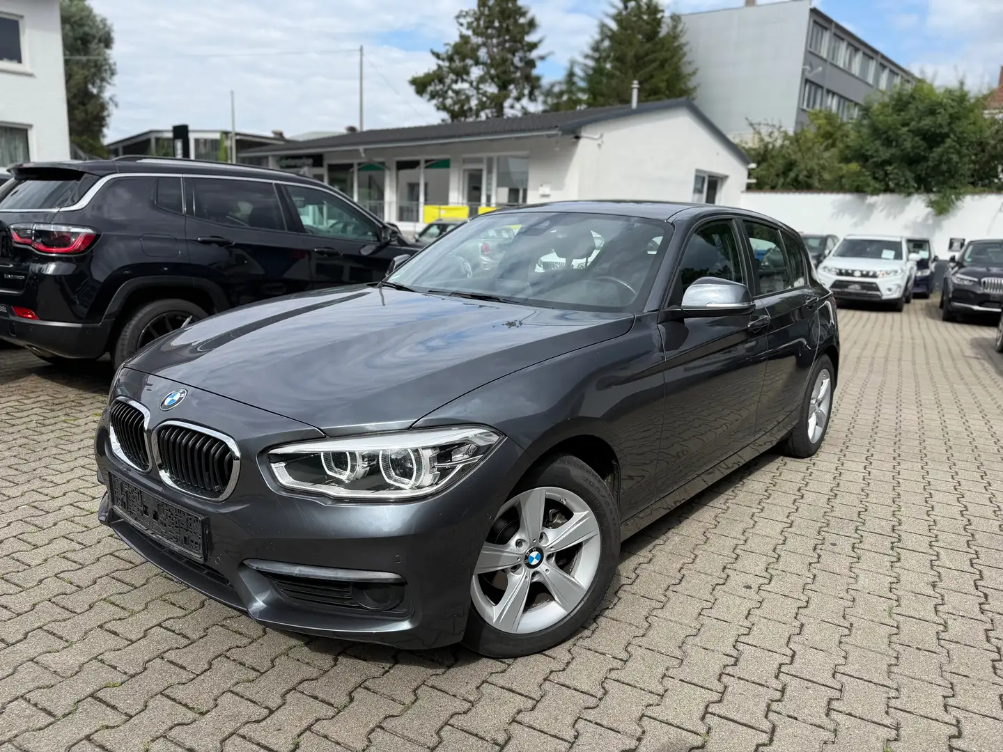 BMW 118 i*Aut*LED*Leder*Klimaautomatik*Fernlichtassis*Navi Grijs - 1