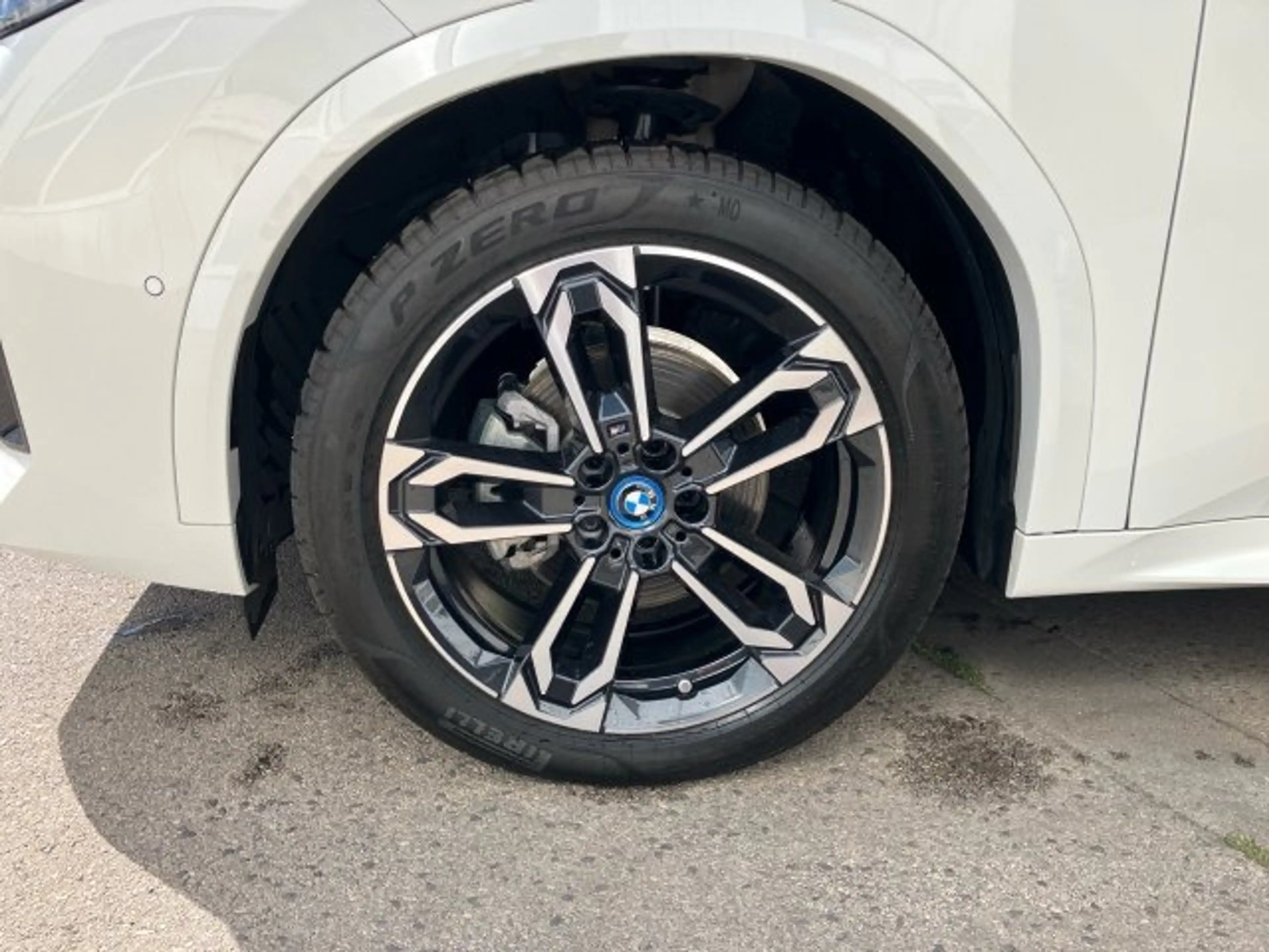 BMW iX2 eDrive 20 U10 — photo 8