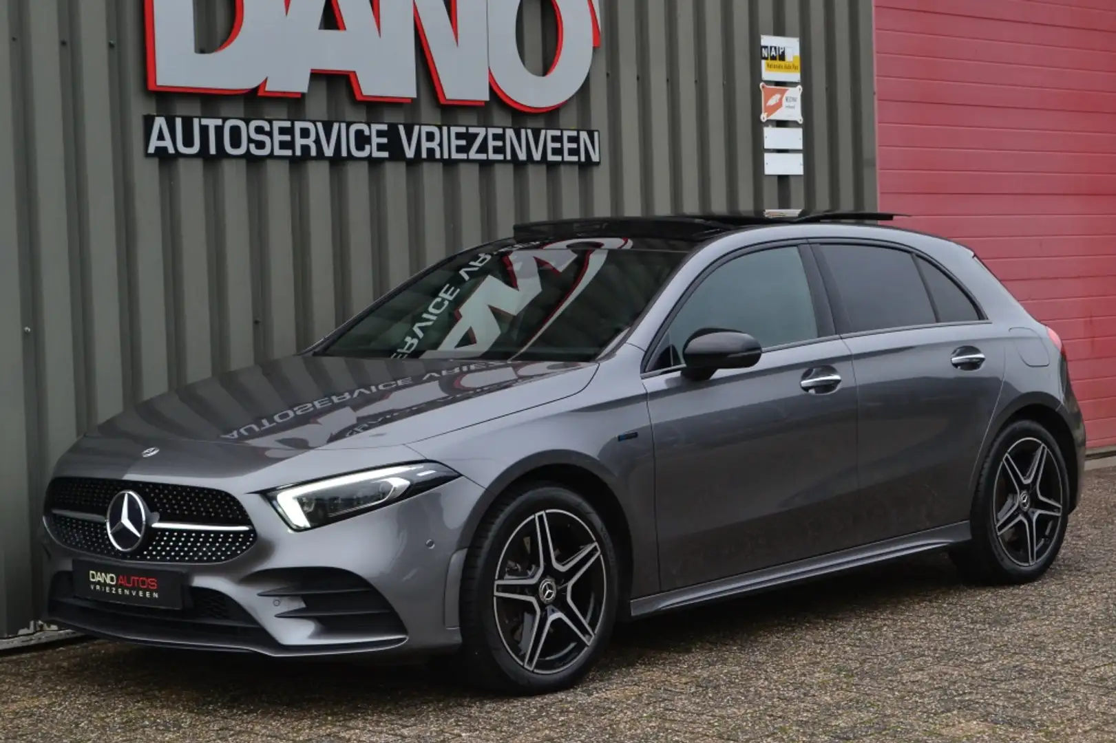 Mercedes-Benz A 250 E Business AMG Pano/ACC/LED/Camera/NAP Gris - 1