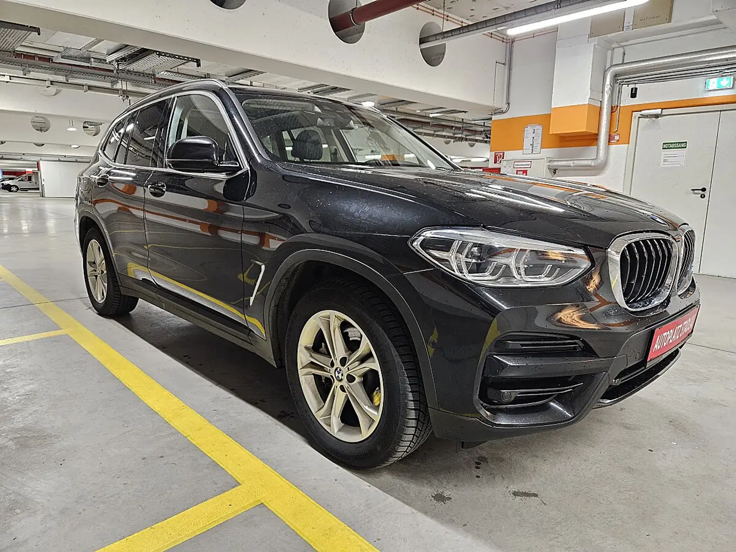 BMW X3 xDrive30e PHEV Aut. Schwarz - 2