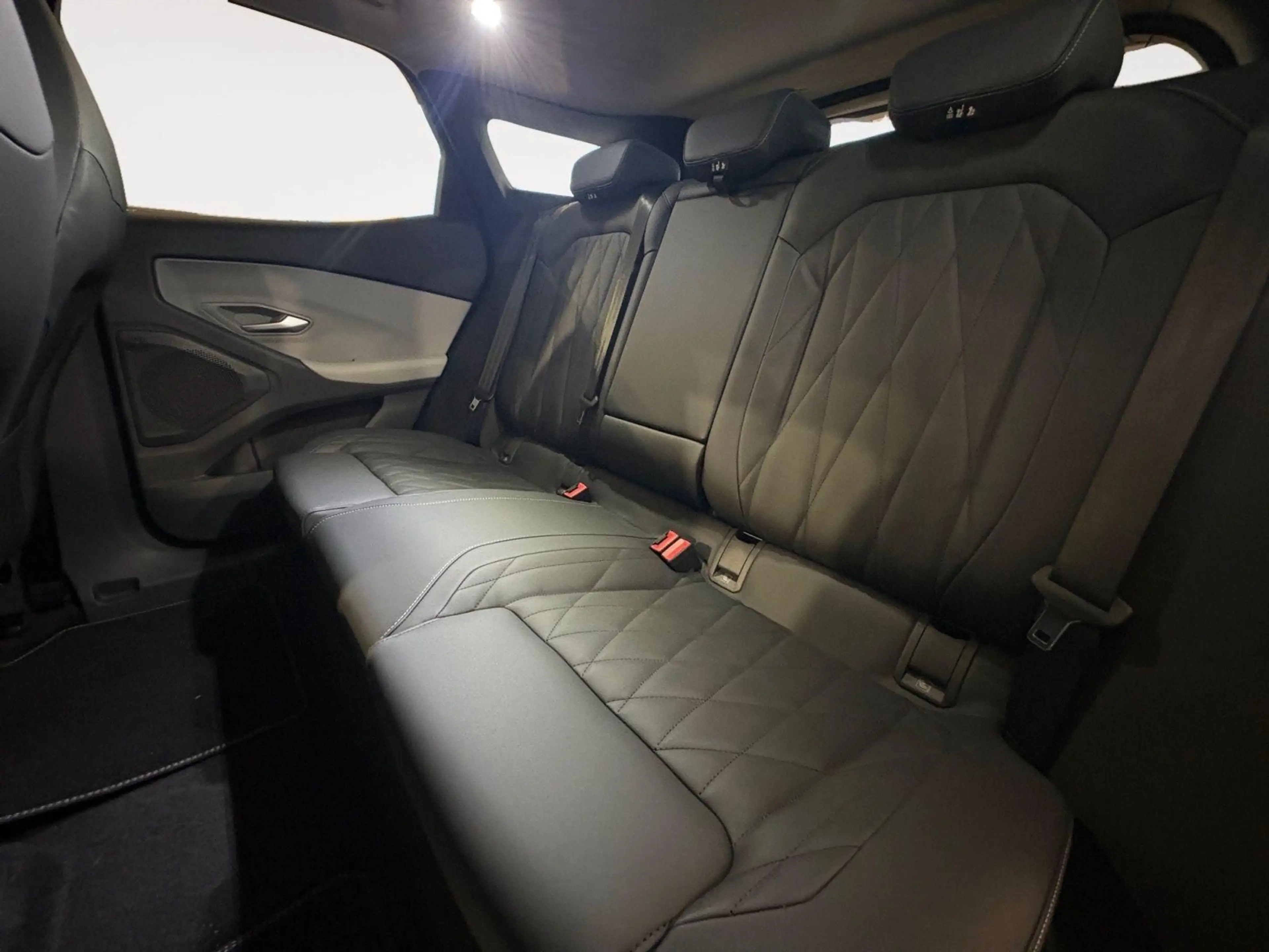 Ford Explorer Premium — photo 11
