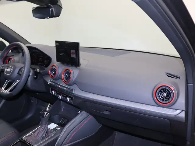 Audi Q2 view 8