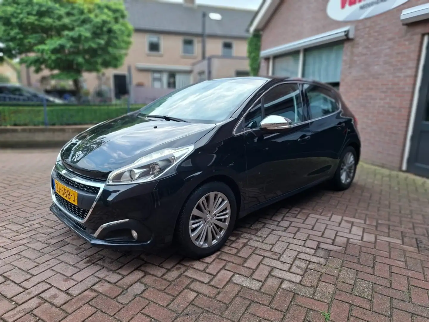 Peugeot 208 1.2pure tech Noir - 1